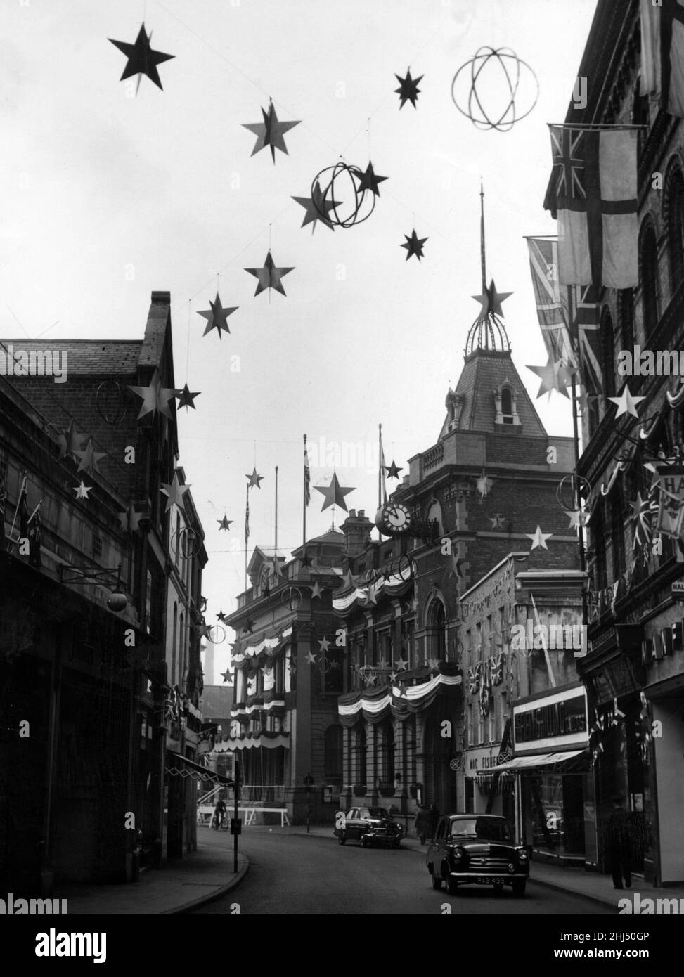 Die Hauptstraßen von Kidderminster haben vor dem Besuch der Königin ein festliches Aussehen. 22nd. April 1957. Stockfoto