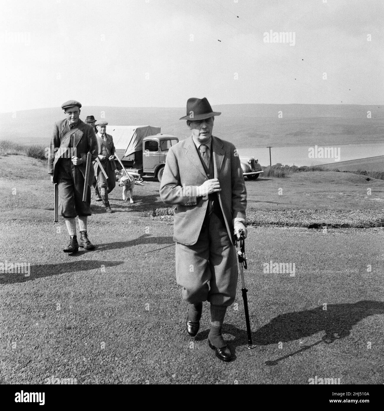 Der Premierminister Harold Macmillan macht mit seinem Neffen, dem Herzog von Devonshire, vier Tage Urlaub in Bolton Abbey, North Yorkshire. Hier abgebildet, Harold Macmillan, der sich auf die „Hintern“ auf Barden Moor, Yorks, aufmacht, wo das Schießen von Birkhühnern arrangiert wurde. August 1958. Stockfoto