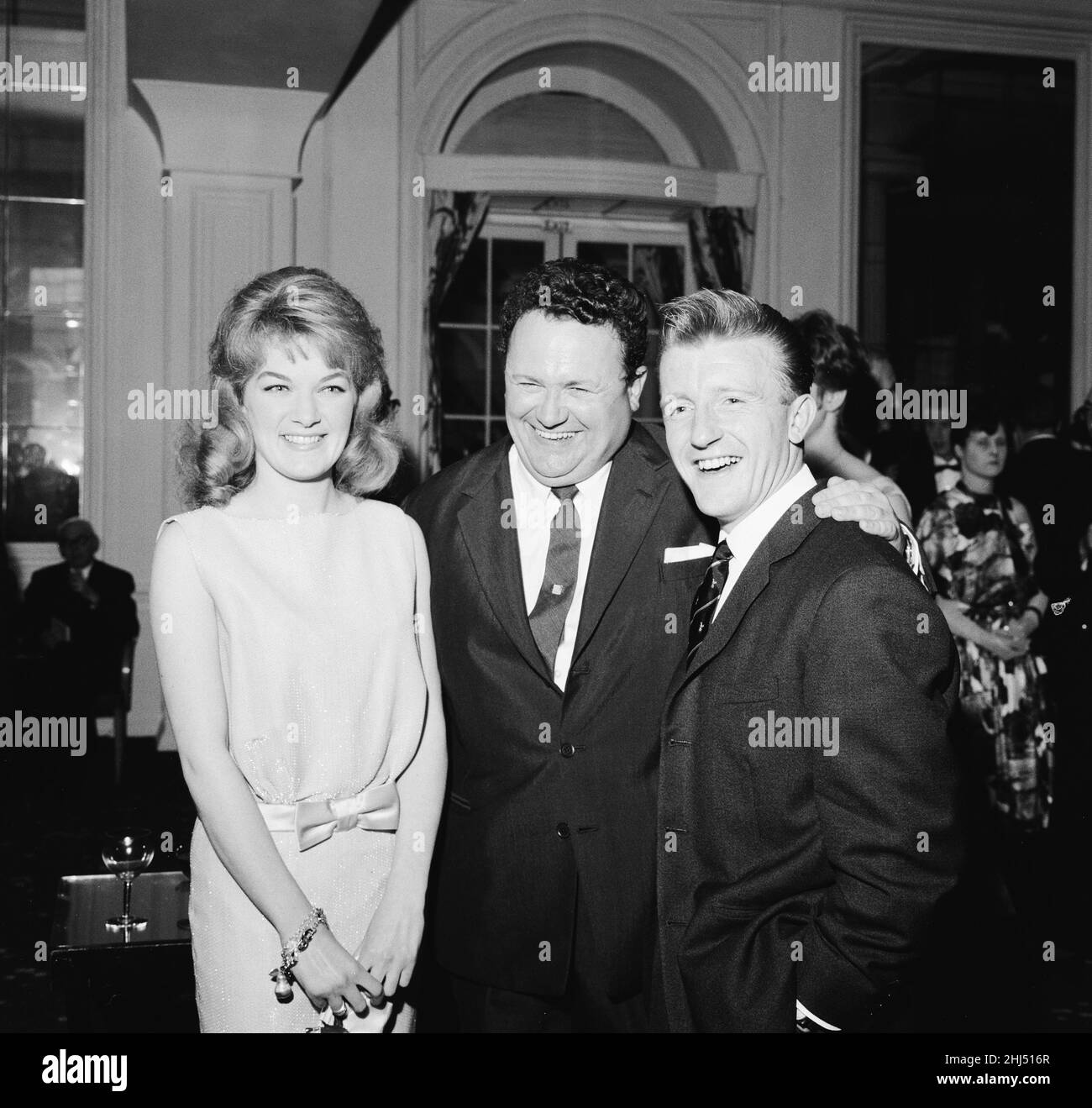 1960 1961 Tottenham Hotspur Doppelte Gewinnsaison. Spurs Teams feiern im Savoy Hotel nach dem Sieg über Leicester im Cup-Finale gewann das Double. Einer der Stars des Teams Terry Dyson mit Harry Secombe. 7th Mai 1961. Stockfoto