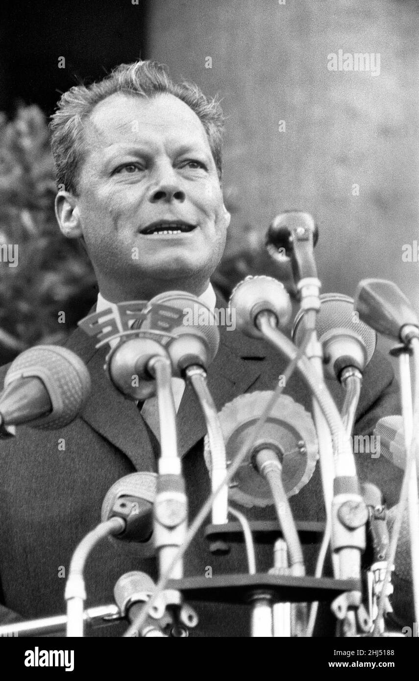 Massendemonstration vor dem Rathaus von Schoneberg aus Protest gegen den Bau der Berliner Mauer, der drei Tage zuvor in der Nacht vom 12th. Bis 13th. August begann.das Bild zeigt den Bürgermeister von West-Berlin Willy Brandt vor der riesigen Menschenmenge, die sich zum Protest versammelt hatte. 16th. August 1961. Stockfoto