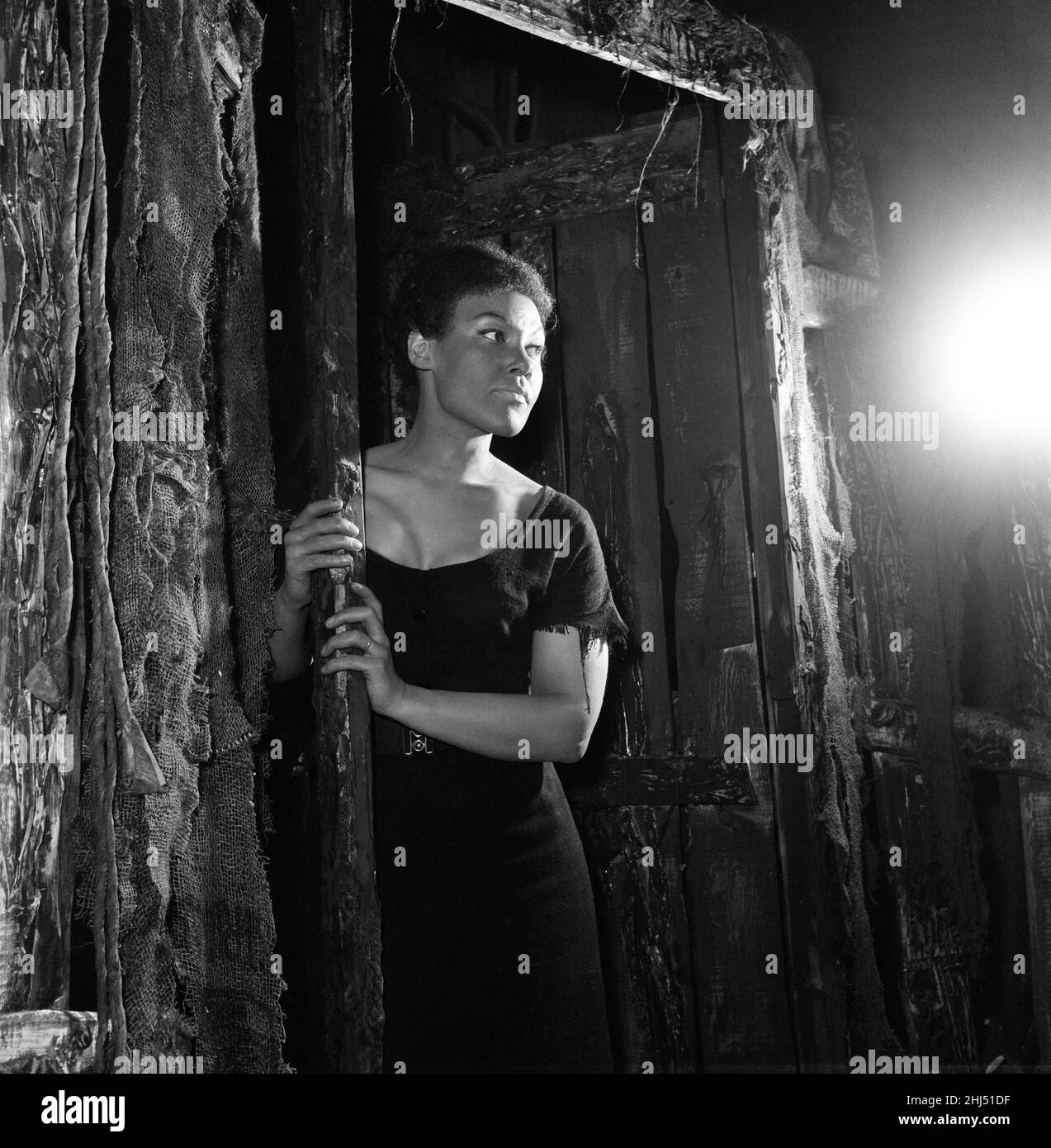 Eine Probe von 'Flesh to a Tiger', einem westindischen Stück, das am 21st. Mai im Royal Court Theatre Premiere haben wird. Mit dabei ist Cleo Laine, obwohl sie als Sängerin bekannt ist, dies ist ihre erste dramatische Rolle, sie spielt 'della'. Im Bild: Cleo Laine. 20th Mai 1958. Stockfoto