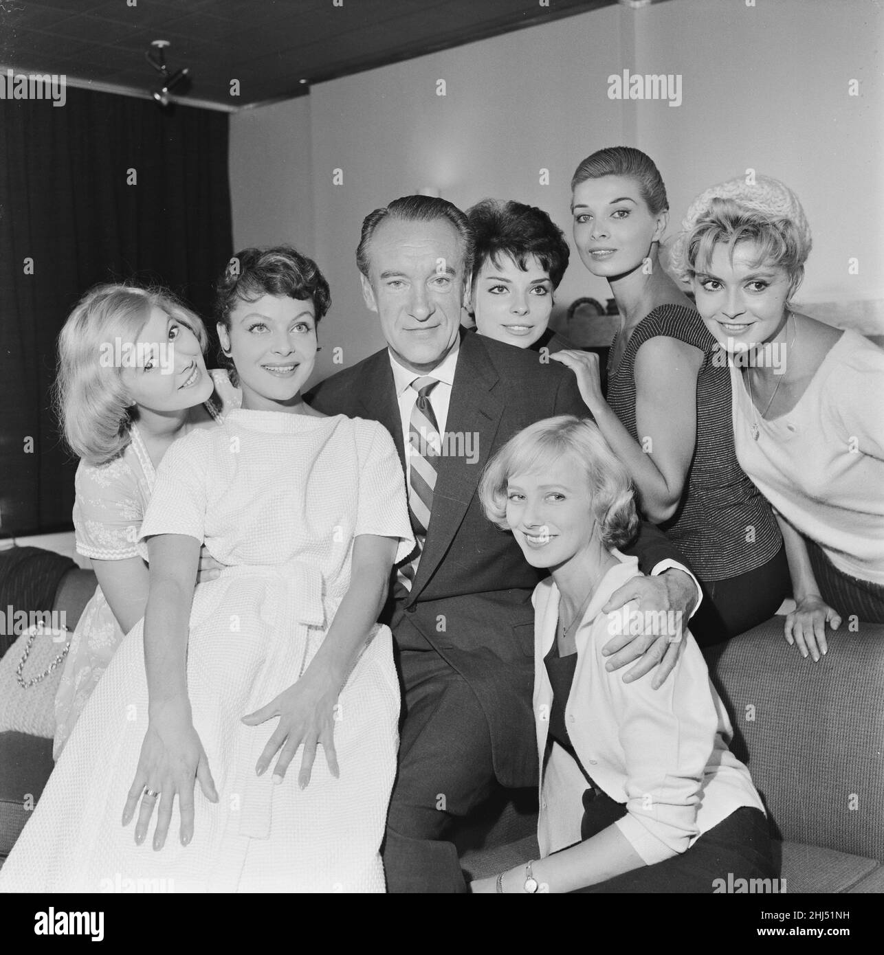 Fotozelle mit Stars von Women in Love, sechs Kurzspiele zum Thema Frauen in der Liebe, 10th. September 1958. Produziert von der unabhängigen Fernsehgesellschaft Associated Rediffusion, anlässlich ihres 3rd-jährigen Bestehens in der Luft. Schauspieler George Sanders mit seinen Co-Stars l-r Frances Martin 18 aus Österreich Annette Grau 26 aus Deutschland Maria Cuadra 23 aus Spanien Scilla Gabel 19 aus Italien Yvonne Monlaur 20 aus Paris Frankreich & Ann-Marie Gyllenspetz 25 aus Schweden (sitzend) -assoziierte Rediffusion ITV-Franchise Stockfoto