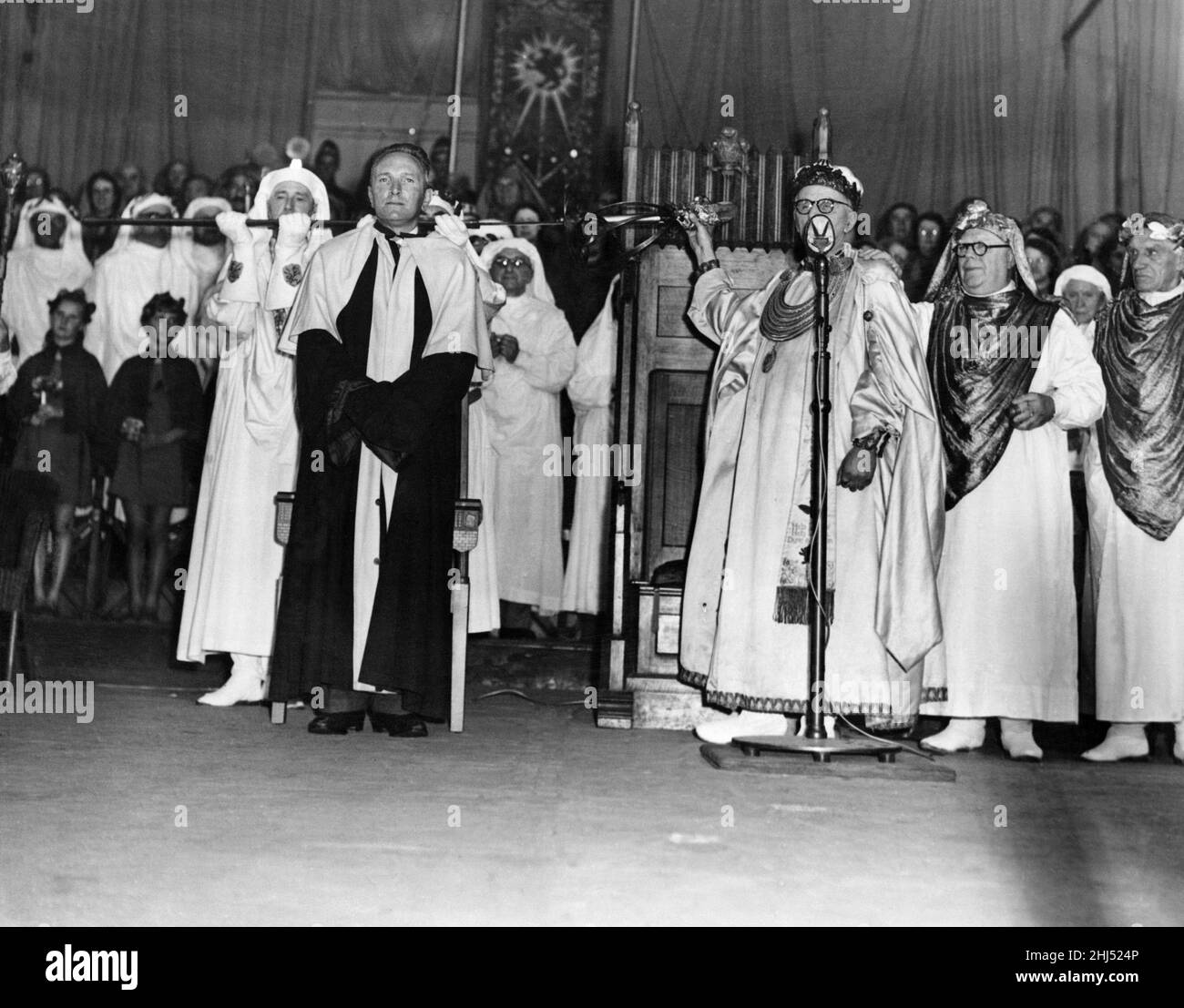 Der Barde unter dem Vorsitz, T Llew Jones von Llandysul, steht während der Zeremonie des Schwertes des Friedens. Eisteddfod, Ebbw Vale. 8th. August 1958. Stockfoto