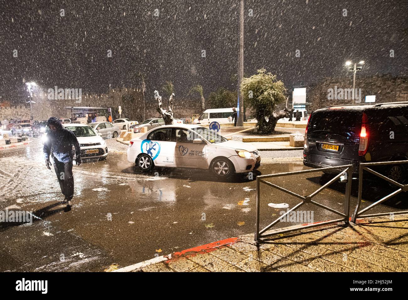 Jerusalem, Israel. 26th. Januar 2022. Schnee in Jerusalem. Schnee im Damaskus-Tor. Jerusalem, Israel. Januar 26th 2022. (Foto von Matan Golan/Sipa USA) Quelle: Matan Golan/Alamy Live News Stockfoto