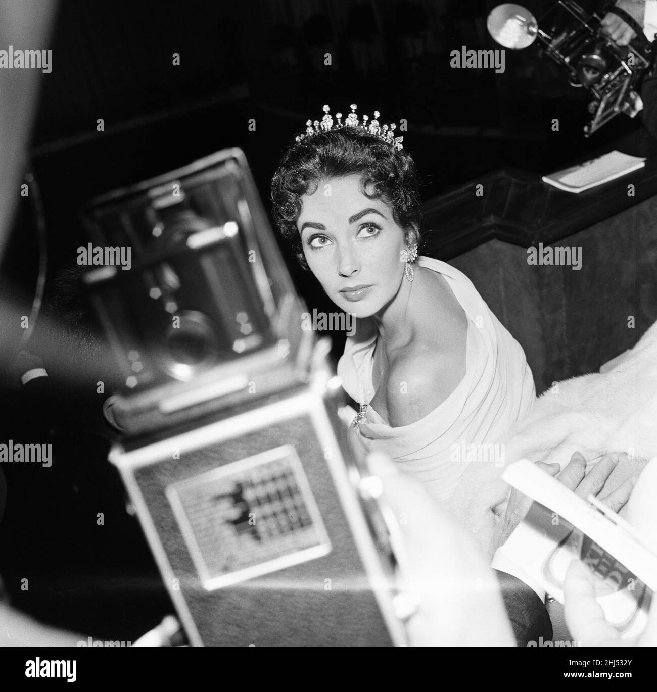 Elizabeth Taylor im Bild bei der Eröffnungsnacht der Filmfestspiele von Cannes 1957, wo ihr Mann und Filmproduzent Mike Todd in 80 Tagen für neuen Film auf der ganzen Welt wirbt. Cannes, Frankreich, 6th. Mai 1957. Stockfoto