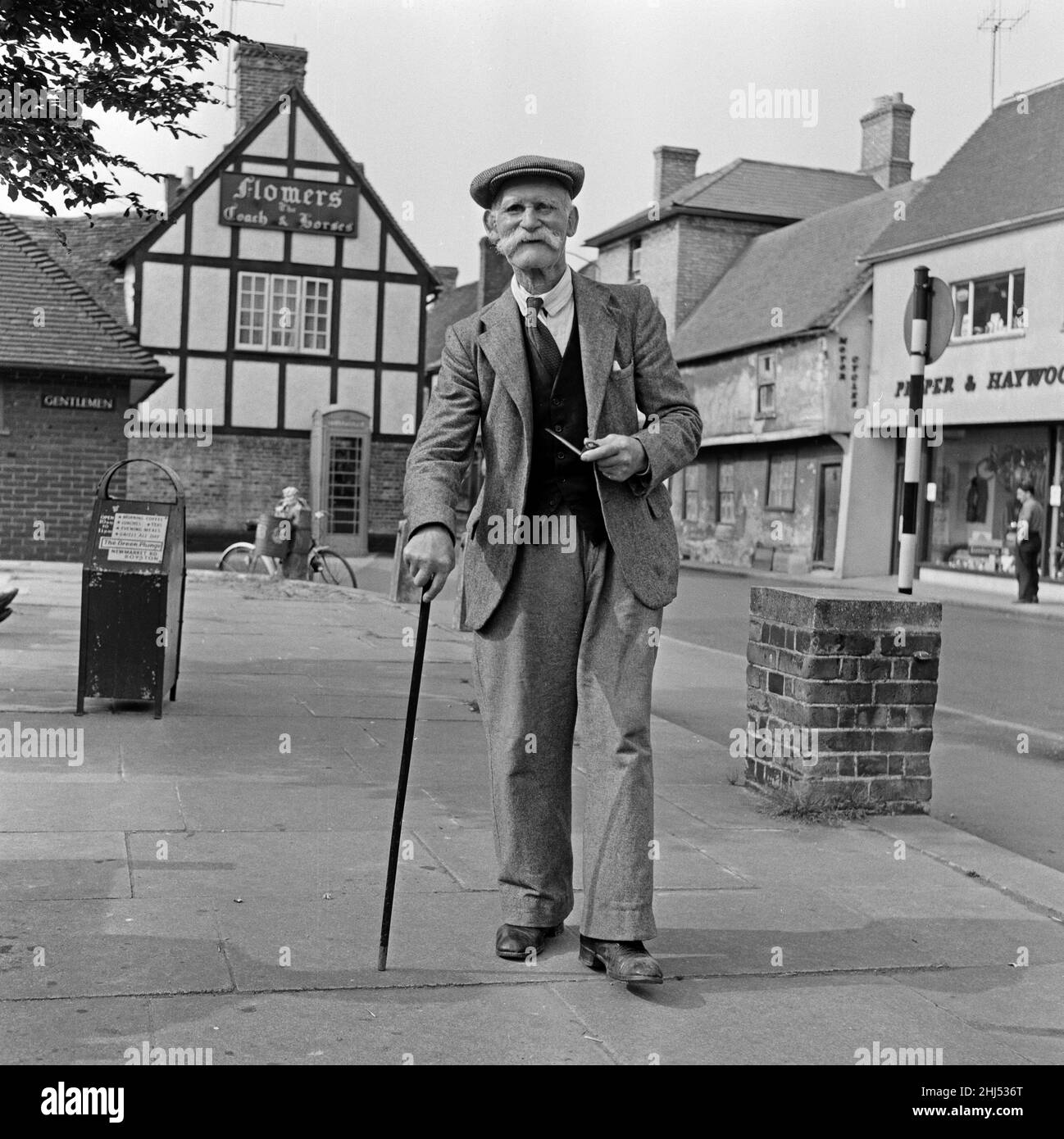 Die Dorfbewohner von Royston, Hertfordshire, sind wegen einer Umgestaltung der Kreisgrenzen in Waffen, die sie von Hertfordshire abschneiden und in die neue Grafschaft bringen könnten, die Cambridgeshire, Huntingdonshire, die Isle of Ely und den Soke of Peterborough umfasst. Dies würde eine Erhöhung der Raten bedeuten und nicht mehr eine Stadt in North Hertfordshire sein, wie sie es seit Jahrhunderten ist. Der 83-jährige William Anderson wurde im Stadtzentrum gesehen. 27th Mai 1960. Stockfoto