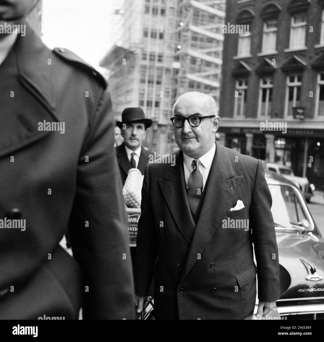 Superintendent George Smith, einer Spezialabteilung, der für den Fall Portland Spy Ring verantwortlich ist, kommt im Old Bailey an. Der Portland Spy Ring war ein sowjetischer Spionagering, der in England von Ende 1950s bis 1961 betrieben wurde, als der Kern des Netzwerks von den britischen Sicherheitsdiensten verhaftet wurde. 13th. März 1961. Stockfoto