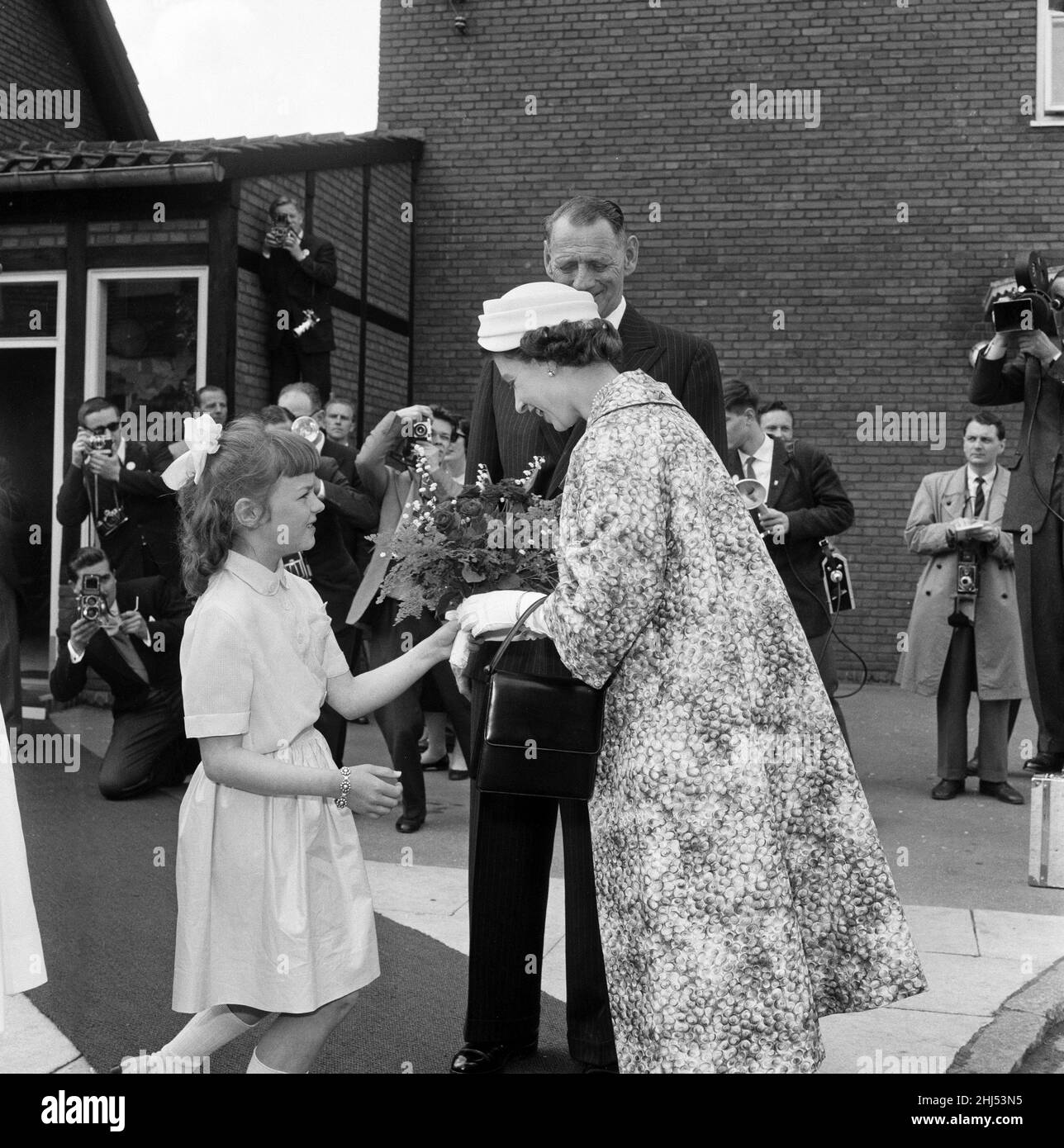 Königin Elizabeth II. Und Prinz Philip, Herzog von Edinburgh, besuchen Dänemark. Königin Elizabeth erhält von einem Mädchen einen Strauß. 22nd Mai 1957. Stockfoto