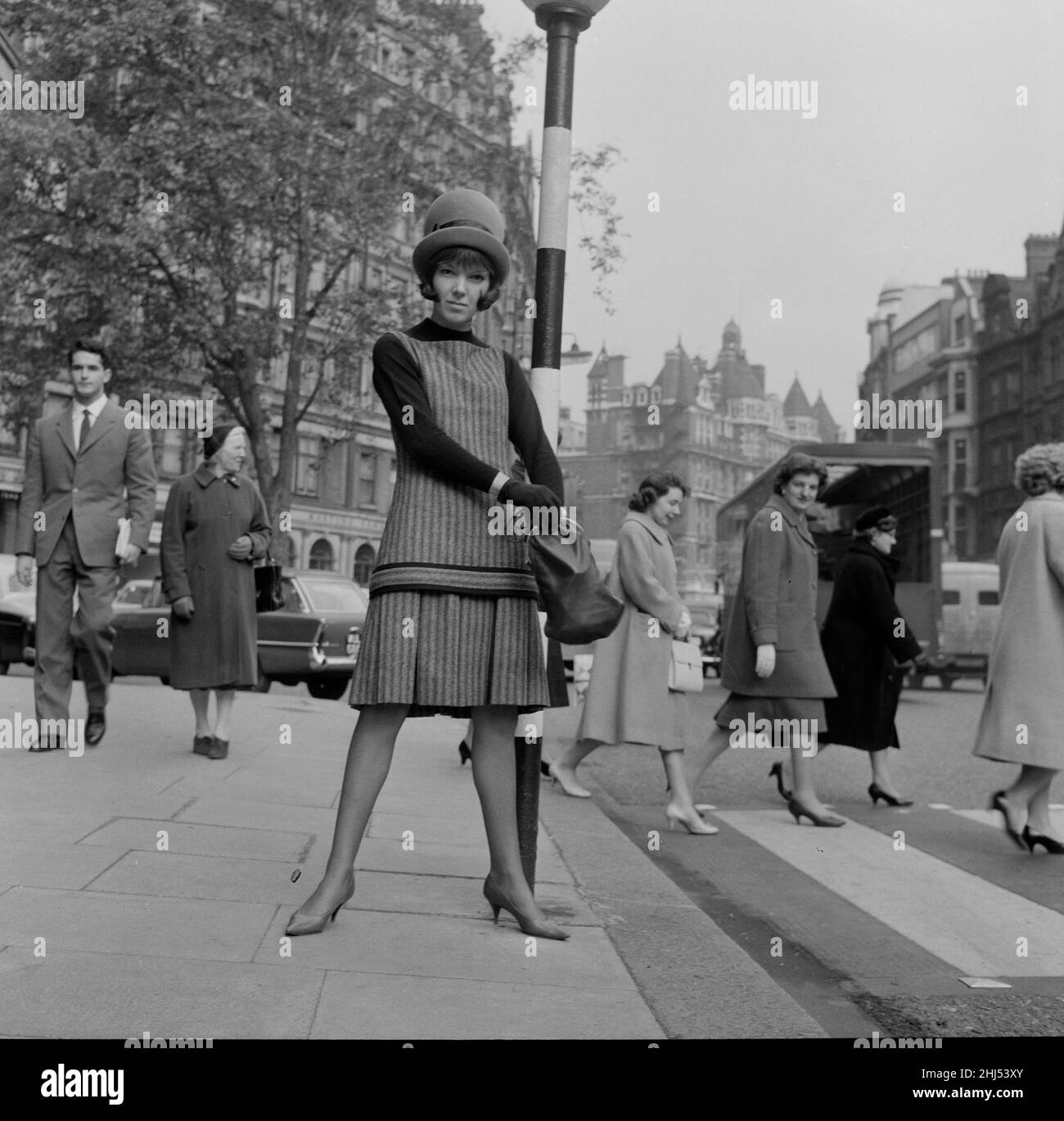 Mary Quant, Modedesignerin, steht in der Nähe ihres Modehauses Bazaar, in der Brompton Road, Knightsbridge, London, SW1. 14th. Oktober 1960 Stockfoto