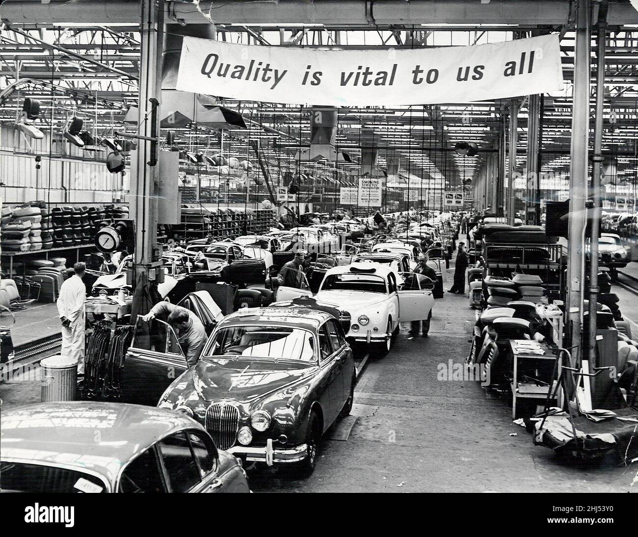 Jaguar Cars, Browns Lane, Coventry, Produktionslinie. Auf dem Banner über dem Track steht: „Qualität ist für uns alle von entscheidender Bedeutung“ 18th. Oktober 1961 Stockfoto