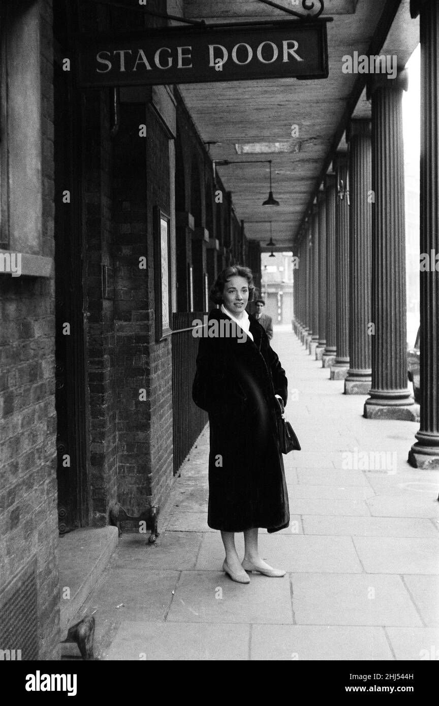 Schauspielerin Julie Andrews vor dem Theater Royal, Drury Lane. 7th. April 1958. Stockfoto