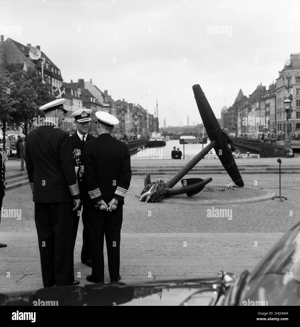 Königin Elizabeth II. Und Prinz Philip, Herzog von Edinburgh, besuchen Dänemark. Prinz Philip im Gedenkanker am Ende von Nyhavn, Kopenhagen. 23rd Mai 1957. Stockfoto
