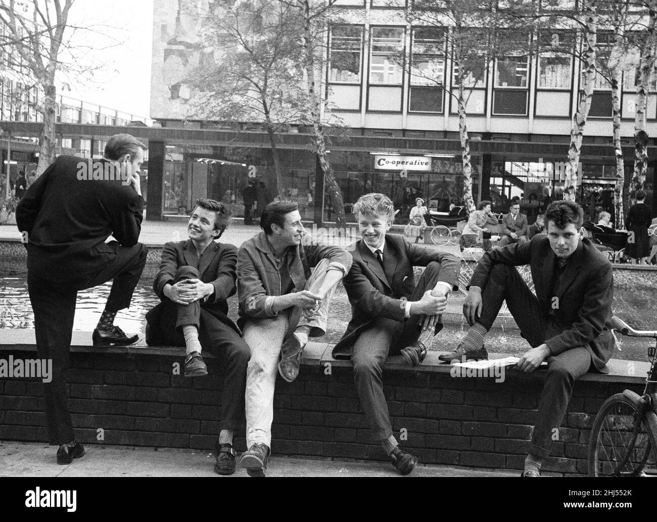 Junge Burschen versammeln sich um den Brunnen im Stadtzentrum von Stevenage, Hertfordshire.13th. Oktober 1959. Stockfoto