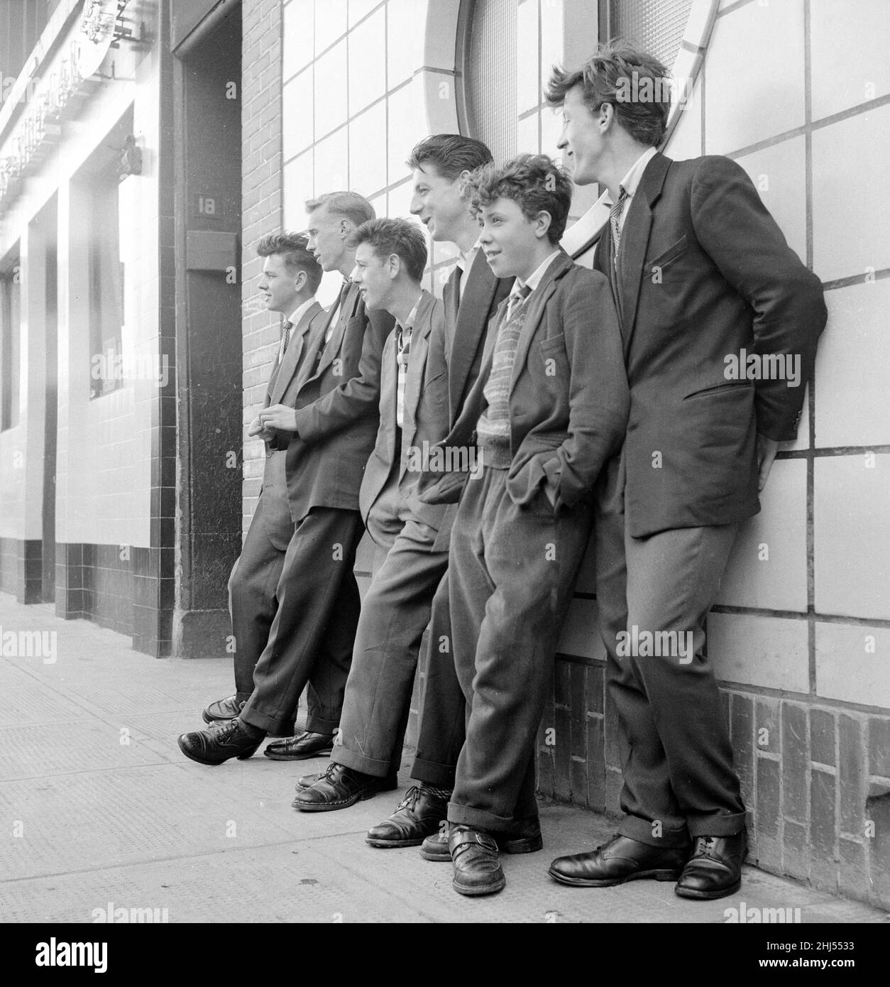 Teenager sahen hier, wie sie sich an der Wand der lokalen Kaffeebar in Govan, Glasgow, lehnten. September 1956 Stockfoto