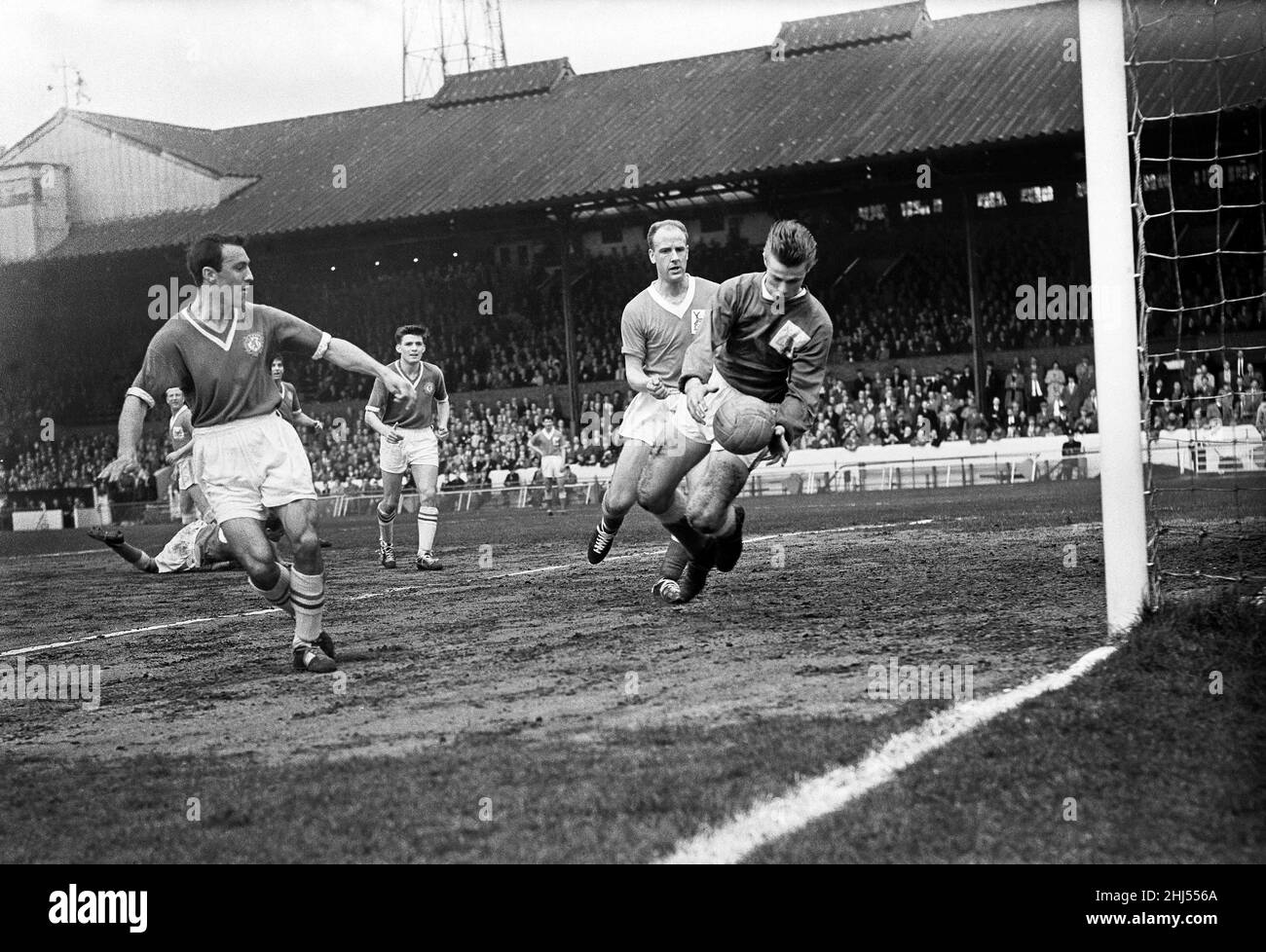 English League Division ein Spiel in Stamford Bridge. Chelsea 4 / Nottingham Forest 3. Waldtorwart Peter Grummitt greift den Ball, der von Verteidiger Jim Iley unterstützt wird, als Jimmy Greaves aus Chelsea sich zum Streichen bereit macht. Greaves erzielte in seinem letzten Spiel für den Verein vier Tore. 29th. April 1961. Stockfoto