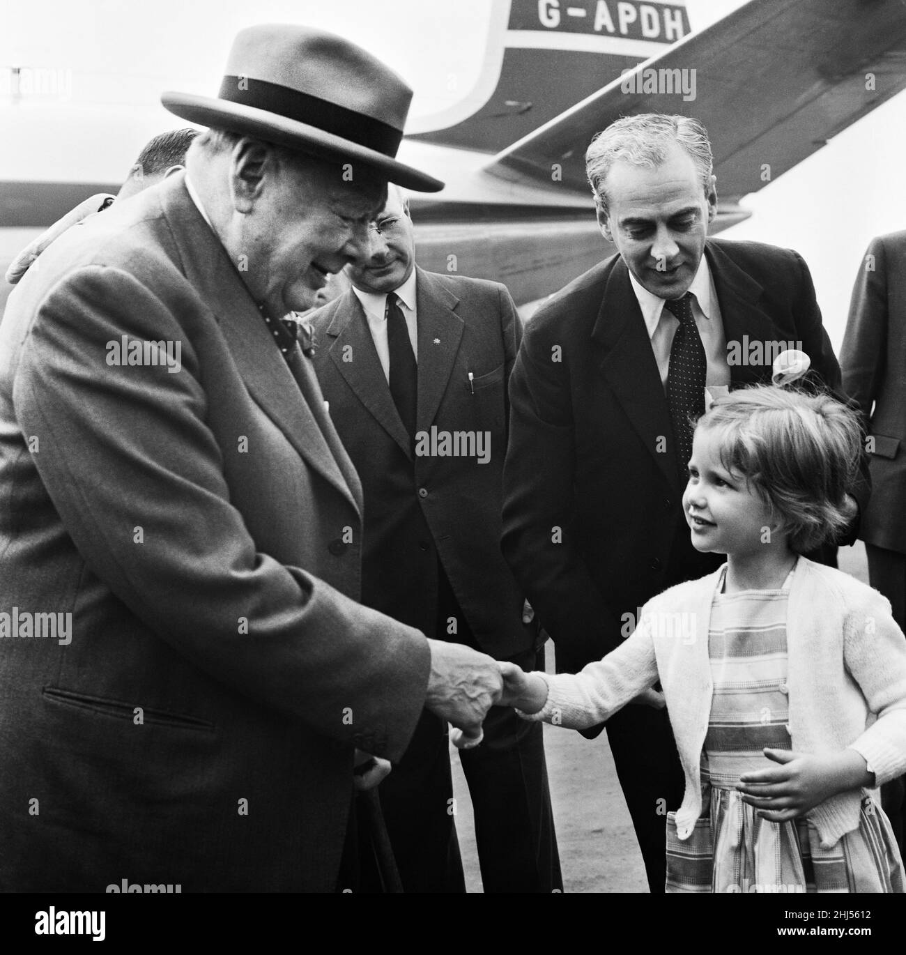 Winston Churchill auf dem Londoner Flughafen bei seiner Rückkehr aus den Vereinigten Staaten von Amerika.12th. Mai 1959. Stockfoto