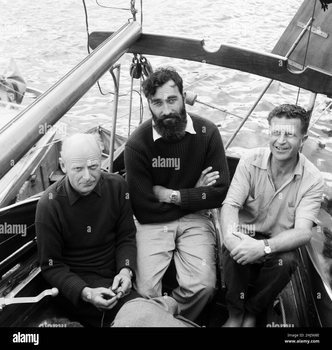 Das einhändige Trans-Atlantic Race wurde 1956 von Herbert 'Blondie' Hasler konzipiert. Von links nach rechts Herbert George „Blondie“ Hasler (einer der Cockelshell-Helden) von Yachtnarr, bärtige Valentine Howells von Yacht Eira und Dr. David Lewis von Yacht Cardinal Vertue. Ein paar Tage vor dem einhändigen Rennen der Trans atlantic Yacht, das von Plymouth aus startet. 9th. Juni 1960. Stockfoto