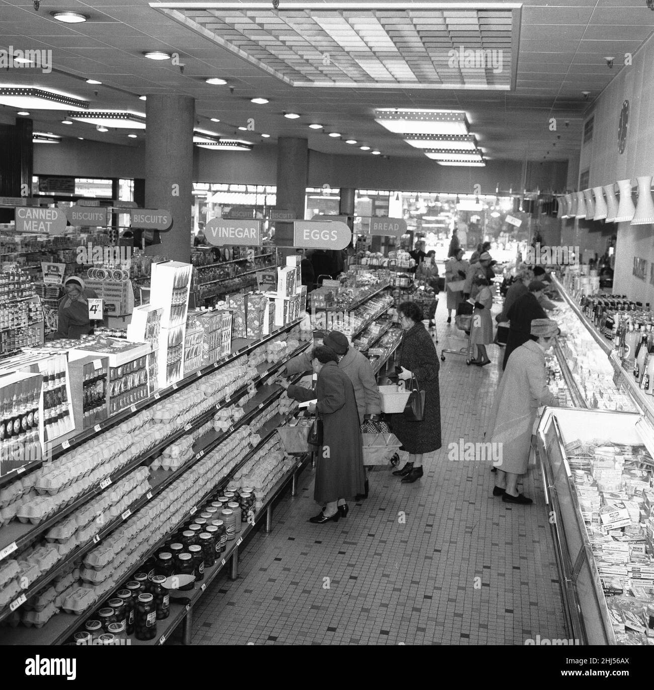 Hausfrauen, die hier im Bexley Heath Co-Op Supermarkt die Woche machen. 23rd. November 1961 Stockfoto