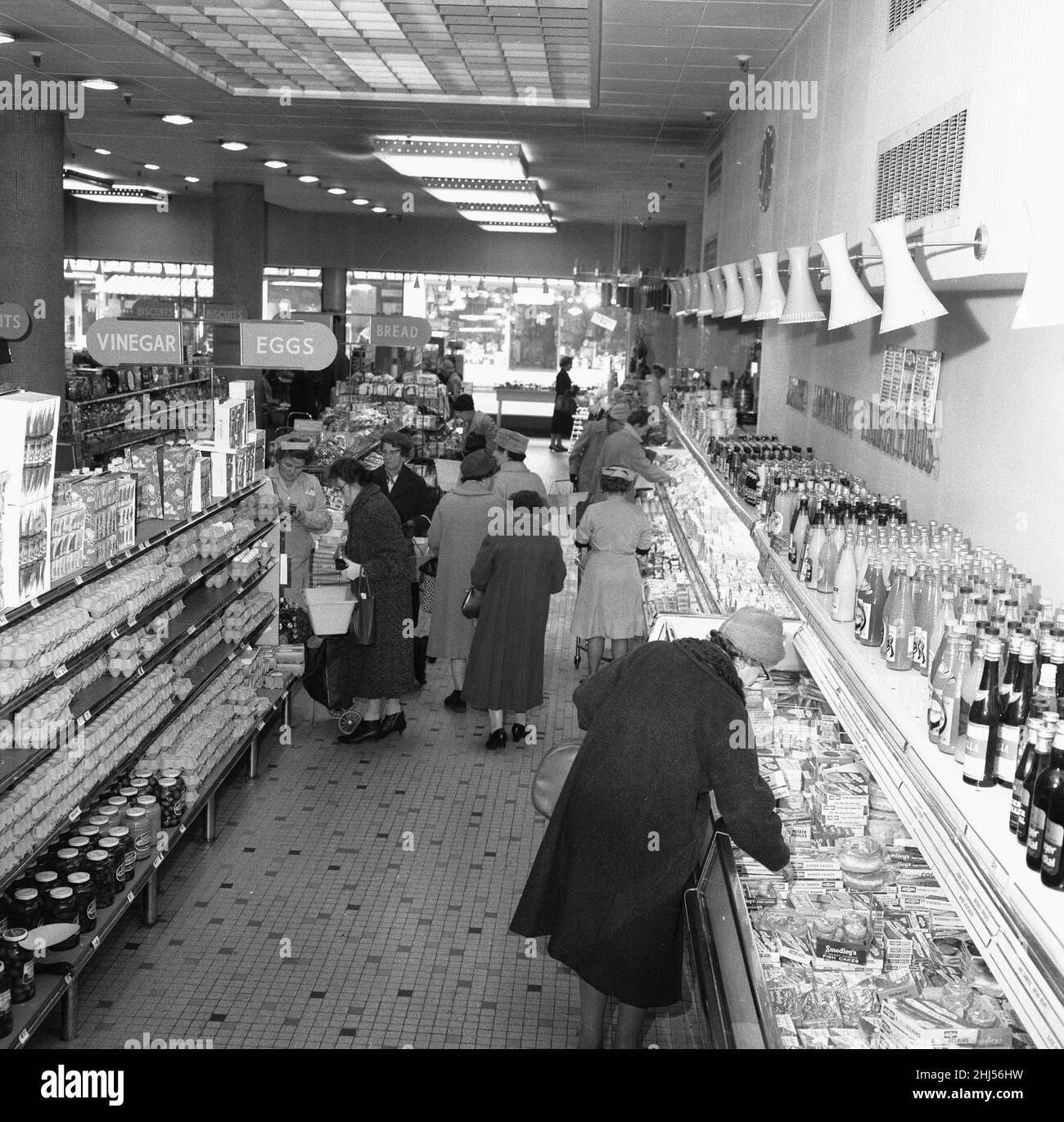 Hausfrauen, die hier im Bexley Heath Co-Op Supermarkt die Woche machen. 23rd. November 1961 Stockfoto