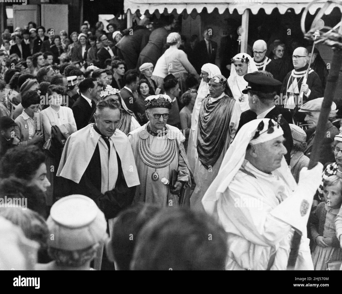 Der Barde unter dem Vorsitz, T Llew Jones von Llandysul, verlässt den Pavillon, begleitet vom Erzdruiden, nach der Zeremonie des Vorsitzes. Eisteddfod, Ebbw Vale. 8th. August 1958. Stockfoto