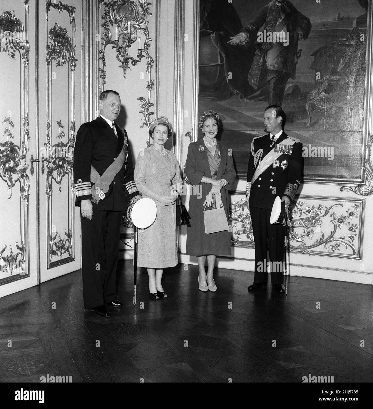Königin Elizabeth II. Und Prinz Philip, Herzog von Edinburgh, besuchen Dänemark. Im Schloss Amalienborg, von links nach rechts, König Frederik IX. Von Dänemark, Königin Elisabeth II., Königin Ingrid von Dänemark und Prinz Philip. 21st Mai 1957. Stockfoto