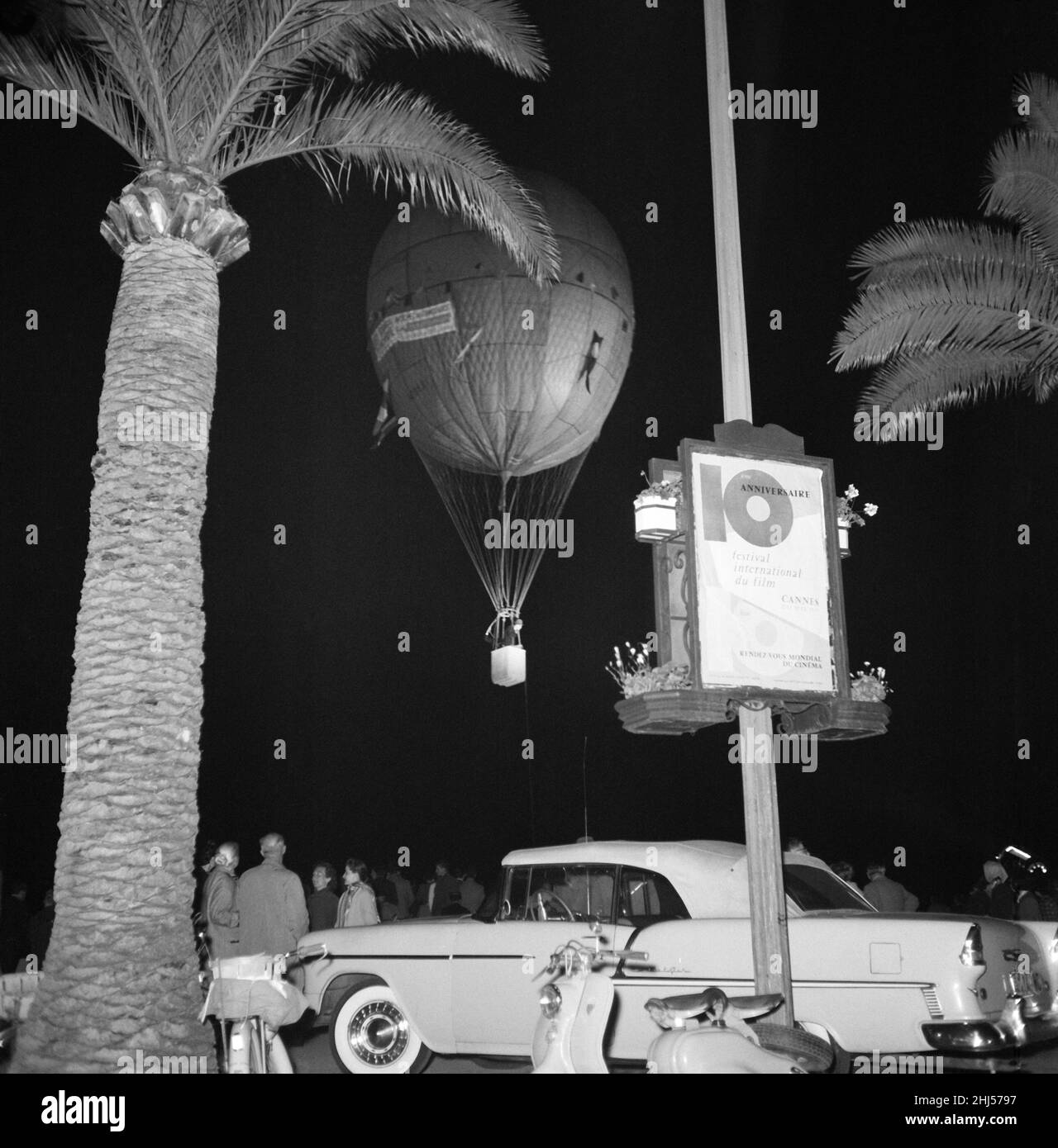 Filmfestspiele Von Cannes 1957. Heißluftballon am Eröffnungsabend der Filmfestspiele von Cannes, um den neuen Film des Filmproduzenten Mike Todd in 80 Tagen um die Welt zu bewerben. Cannes, Frankreich, 6th. Mai 1957. Stockfoto