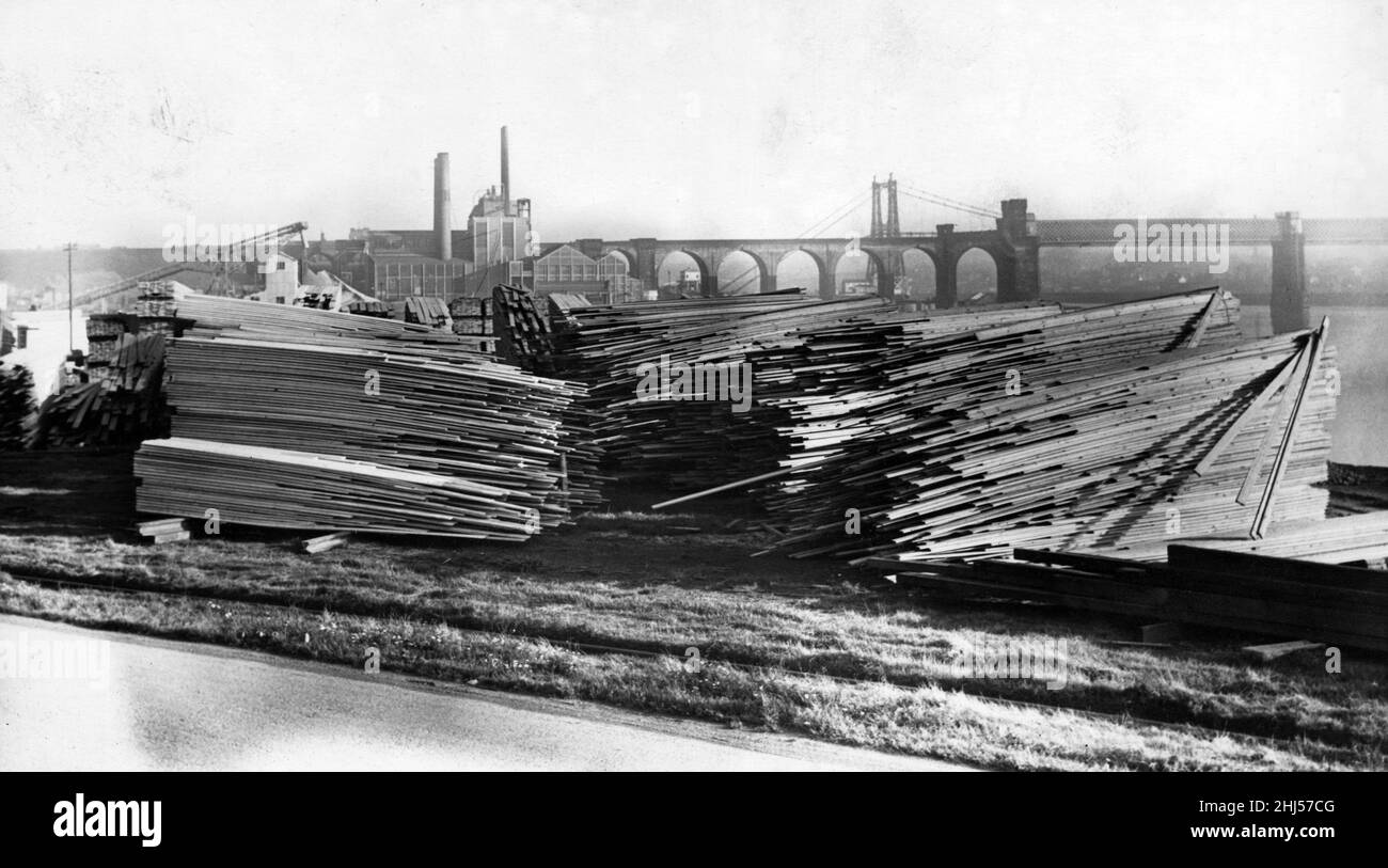 Eine Mühle arbeitet mit der Widnes-Runcorn Transporter Bridge im Hintergrund. 30th. Oktober 1958. Stockfoto