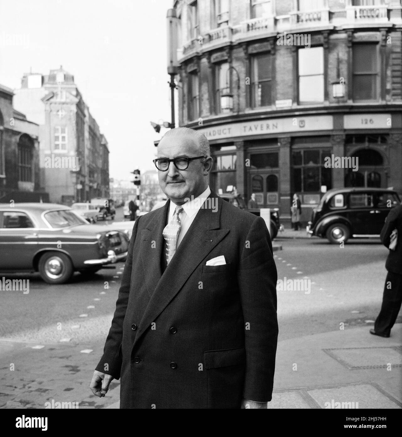 Superintendent George Smith, einer Spezialabteilung, der für den Fall Portland Spy Ring verantwortlich ist, kommt im Old Bailey an. Der Portland Spy Ring war ein sowjetischer Spionagering, der in England von Ende 1950s bis 1961 betrieben wurde, als der Kern des Netzwerks von den britischen Sicherheitsdiensten verhaftet wurde. 14th. März 1961. Stockfoto