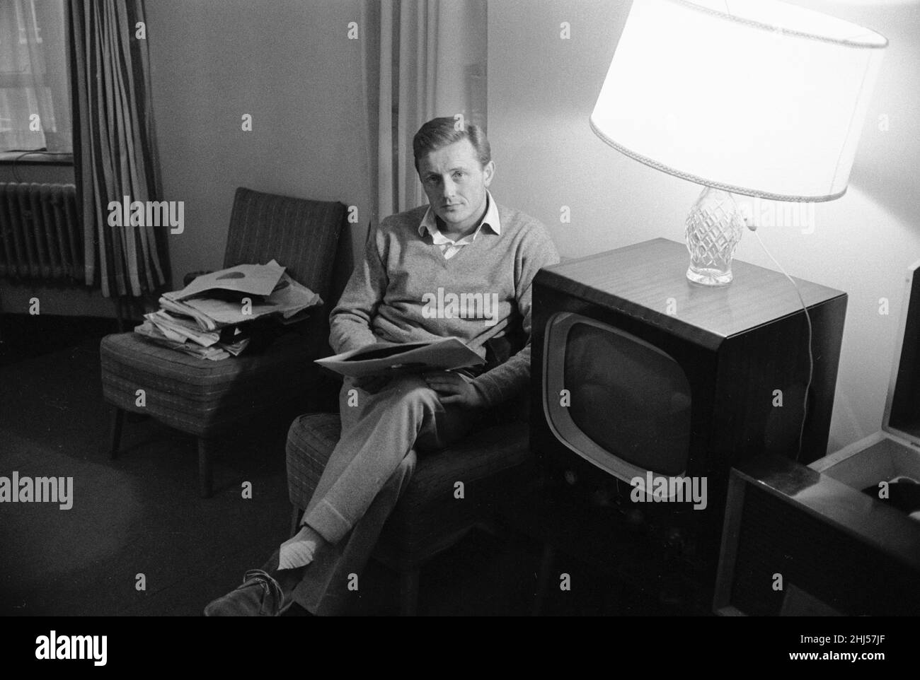 Der britische Sänger und Schauspieler Gary Miller wurde hier im Wohnzimmer seiner council-Wohnung gesehen.24th. November 1960. Stockfoto
