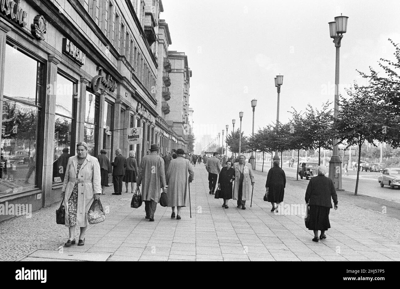 Szenen in Ostberlin, Ostdeutschland kurz nach dem Beginn des Mauerbaus: Die Bürger leben weiter und gehen den breiten Einkaufsboulevard der Frankfurter Allee entlang. 18th. August 1961. Stockfoto