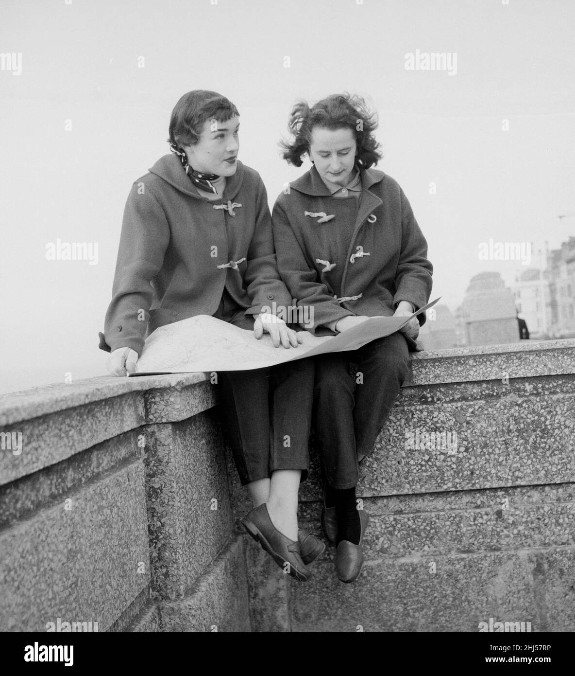 Die Rennfahrer Pat Moss und Ann Wisdom im Alter von 21 Jahren studieren am Vortag auf der Promenade in Blackpool ihre Karte zum Start der RAC Rally am 6th. März 1956. Stockfoto