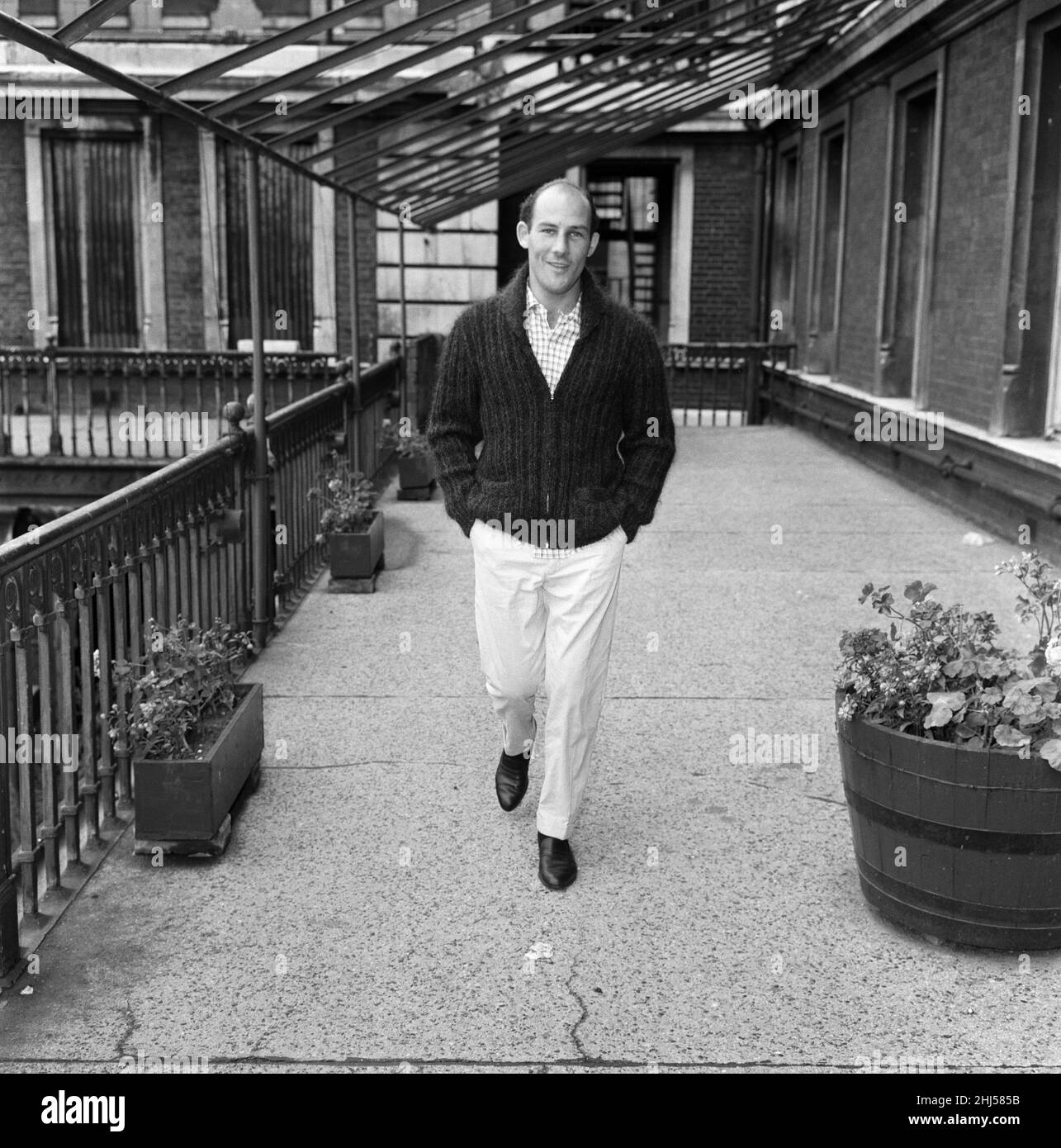 Stirling Moss auf dem Gelände des St. Thomas' Hospital in Westminster, London. Er war an einem schweren Zerschlagung in Belgien beteiligt und verletzte sich an Beinen und Rücken. Aber sehr bald will er wieder am Steuer seines Rennwagens sein. 14th. Juli 1960. Stockfoto