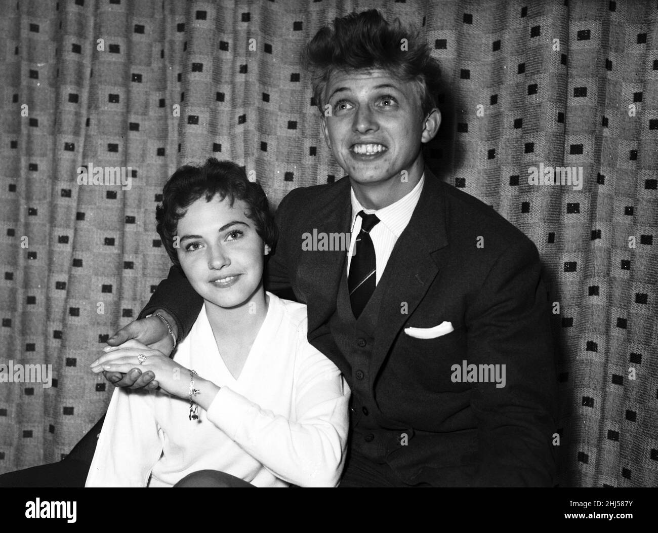 Sänger und Schauspieler Tommy Steele gibt sein Engagement für Ann Donoghue bekannt. 11th. Juni 1958. Stockfoto