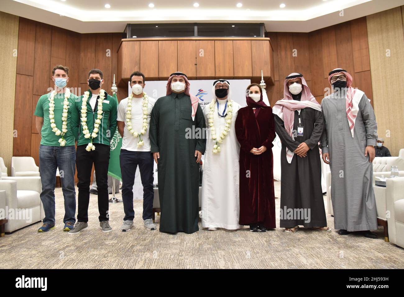 Riad, Saudi-Arabien. 26th Januar 2022. Fahad bin Jalawi (4th l), Vizepräsident des Saudi Olympic & Paralympic Committee, posiert bei einer Pressekonferenz in Riad, Saudi-Arabien, am 26. Januar 2022, mit Sportlern, Trainern und Mitarbeitern des Saudi-arabischen Wintersportverbands für Bilder. Saudi-Arabien wird eine 9-köpfige Delegation zu den Olympischen Winterspielen 2022 in Peking entsenden. Quelle: Wang Haizhou/Xinhua/Alamy Live News Stockfoto
