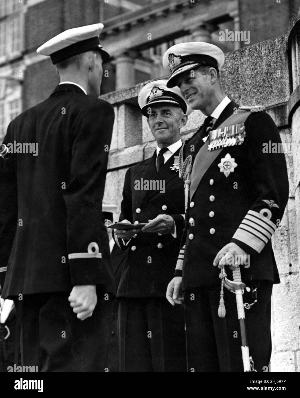 Prinz Philip, Duke of Edinburgh, überreicht den Queen's Telescope-Endpreis bei der Parade am Dartmouth College an Hauptkadettschef Dibble. 1st. Juli 1958. Stockfoto