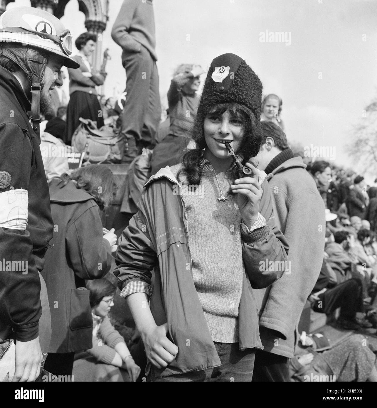 Ban the Bomb Movement viertägiger marsch vom Atomwaffenforschungsbetrieb in Aldermaston, Bekshire, zum Trafalgar Square, London, Montag, den 30th. März 1959. Unser Bild Zeigt ... Ruth Singer, 16, raucht eine Pfeife. Der zweite jährliche ostermarsch wurde von der Kampagne für nukleare Abrüstung organisiert. Zehntausende von Menschen markierten das Ende des Aldermaston-marsches mit einer Kundgebung im Zentrum Londons. Dies war die größte Demonstration, die London im 20th. Jahrhundert gesehen hatte. Stockfoto