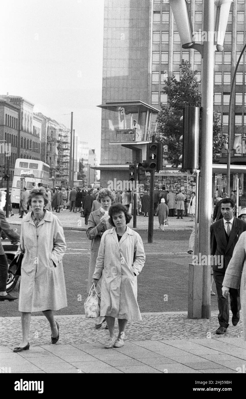 Szenen in West-Berlin, Westdeutschland, die zeigen, wie das tägliche Leben kurz nach dem Beginn des Mauerbaus normal weitergeht.18th. August 1961. Stockfoto