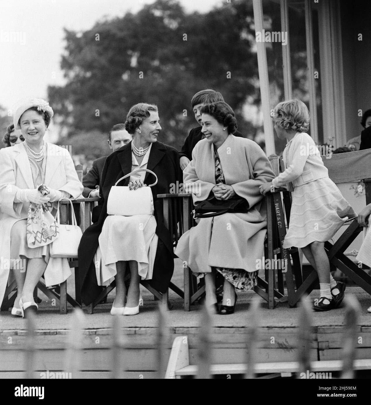 Die Königin Mutter, Königin Ingrid von Dänemark und Ihre Majestät Königin Elizabeth II. Beobachten Prinz Philip, Herzog von Edinburgh spielt Polo im Windsor Park. Juni 1957. Stockfoto