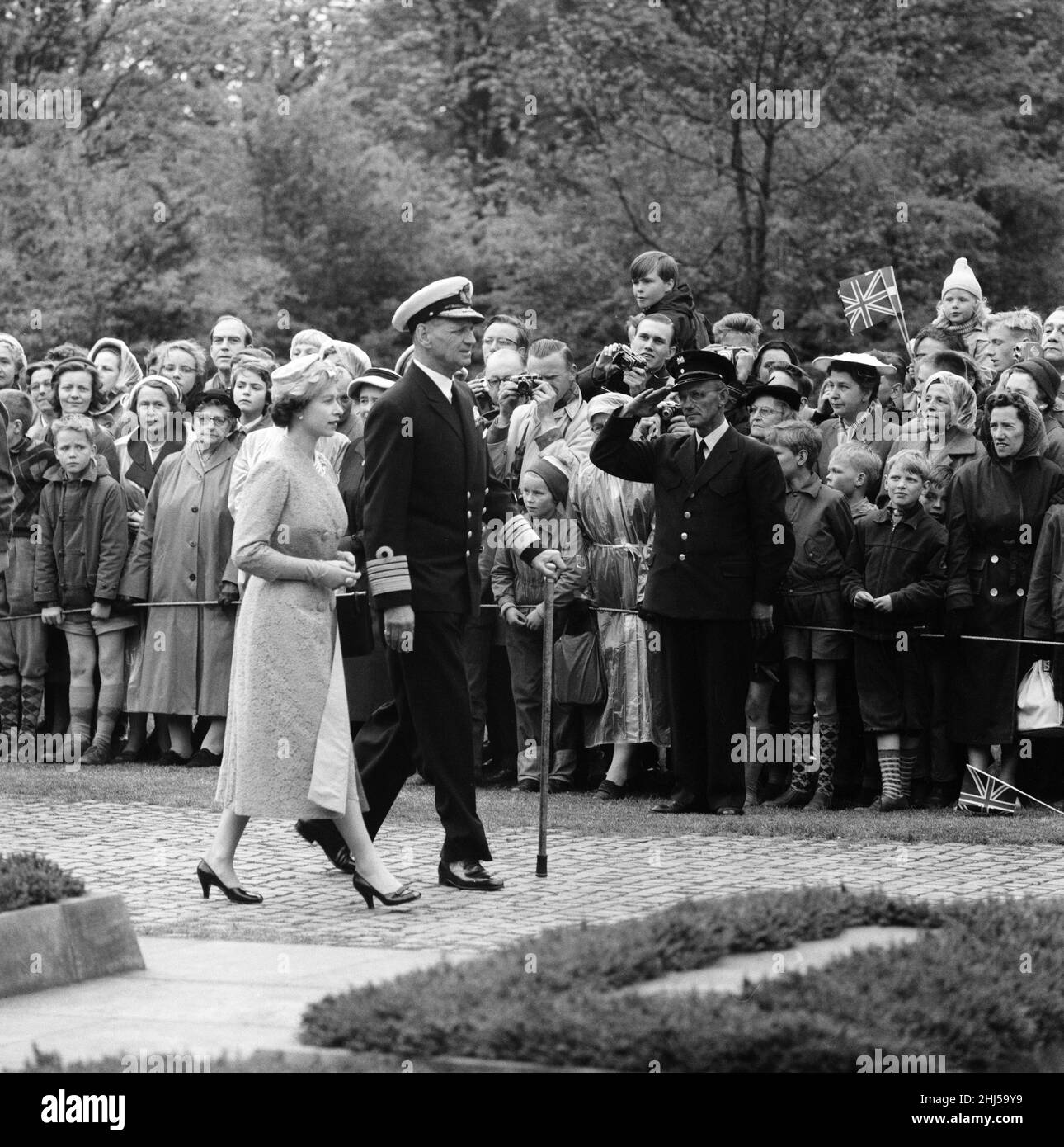 Königin Elizabeth II. Und Prinz Philip, Herzog von Edinburgh, besuchen Dänemark. Königin Elisabeth II. Und König Frederik IX. Von Dänemark, abgebildet bei einem Besuch des Gedenkfriedhofs der Widerstandsbewegung. 23rd Mai 1957. Stockfoto