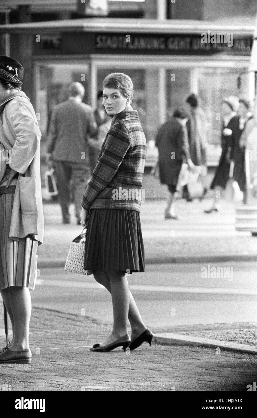 Szenen in West-Berlin, Westdeutschland, die zeigen, wie das tägliche Leben kurz nach dem Beginn des Mauerbaus normal weitergeht. 18th. August 1961. Stockfoto