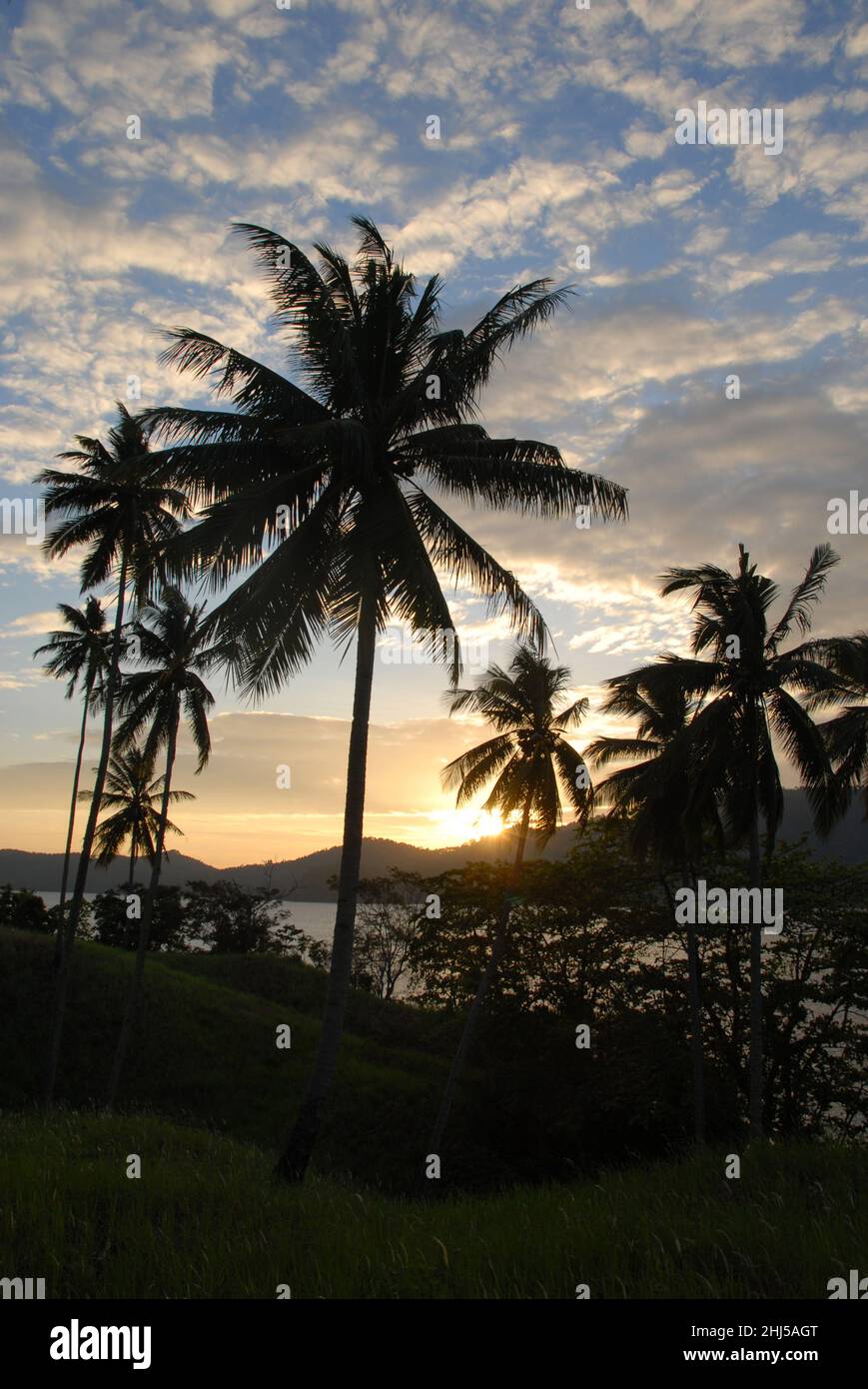 Blick auf Lembeh Island über die Lembeh Strait vom Festland bei Sonnenuntergang, Bitung, Sulawesi, Indonesien Stockfoto