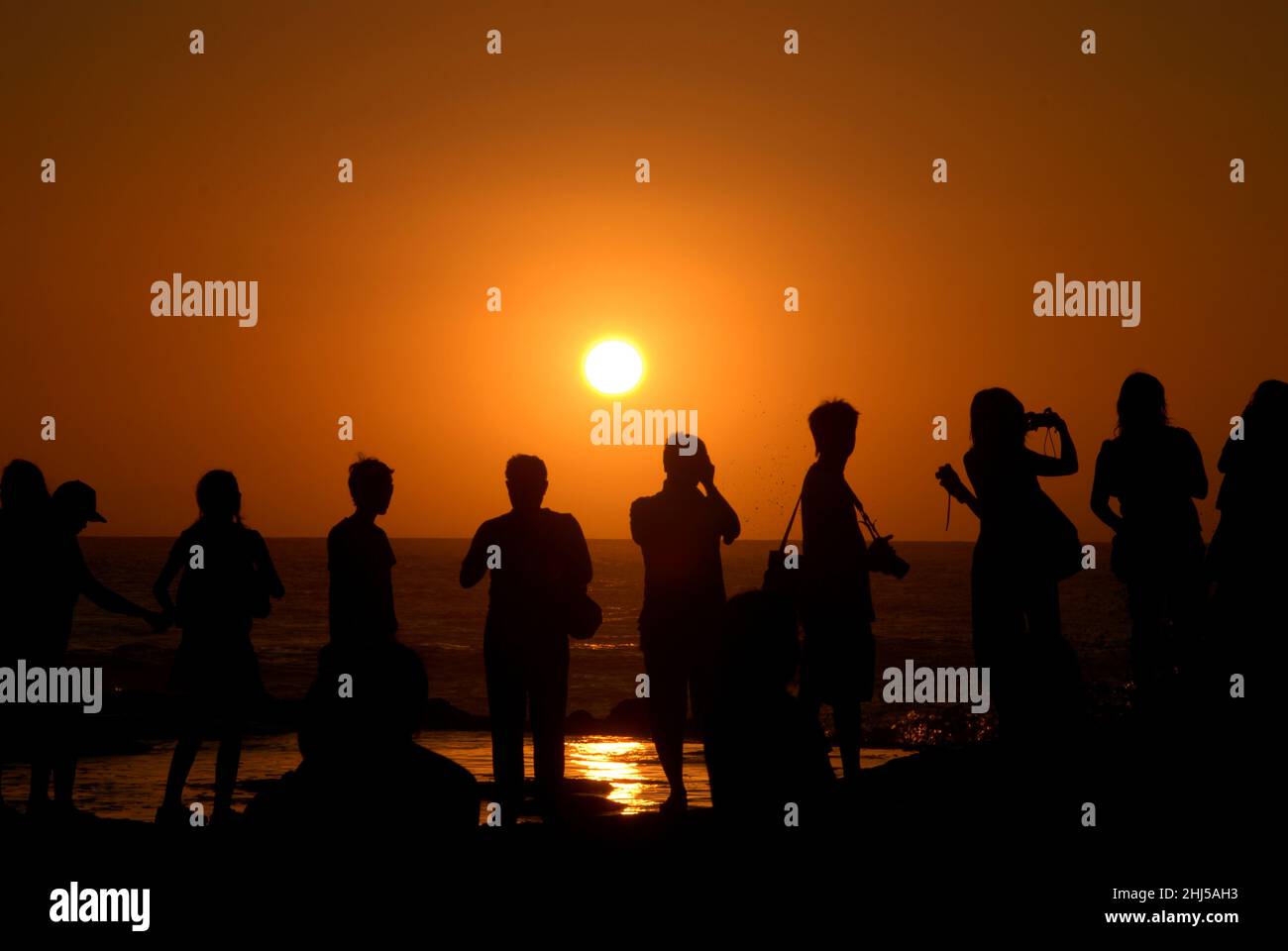 Gruppe von Fotografen bei Sonnenuntergang, Kuta Beach, Bali, Indonesien Stockfoto