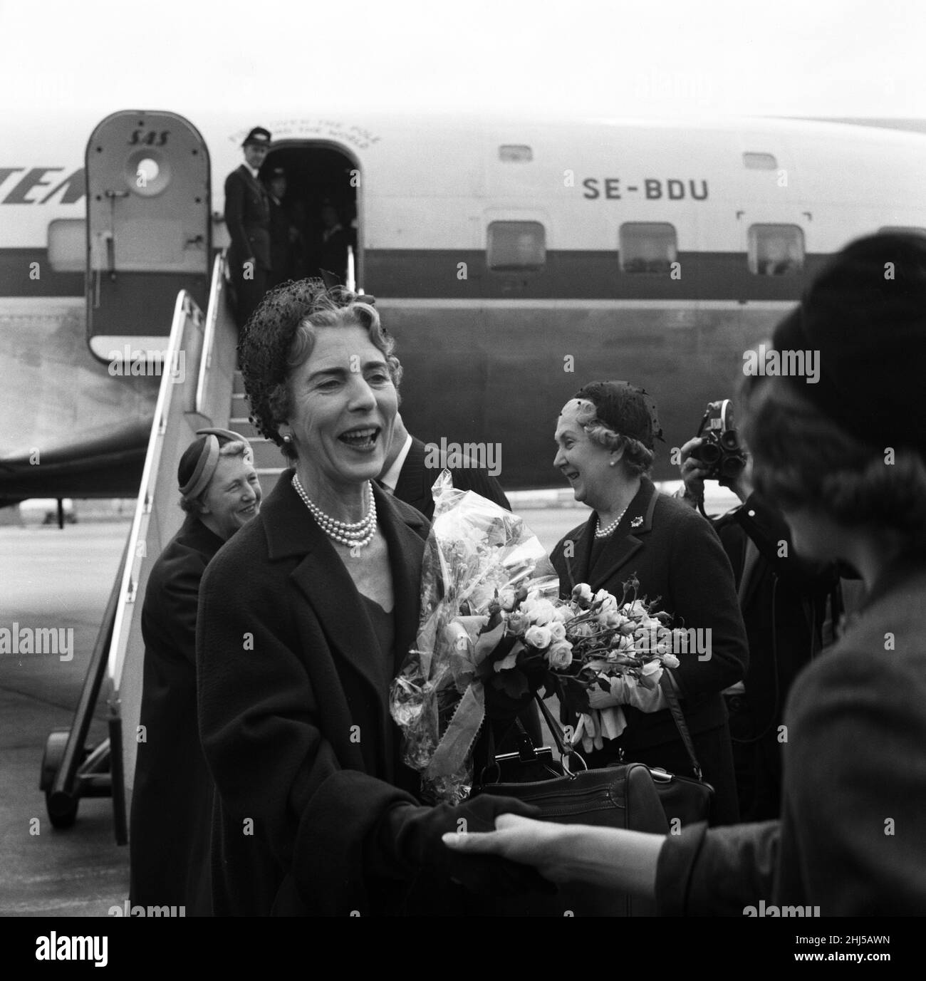 Königin Ingrid von Dänemark kommt vor der Königlichen Hochzeit am Flughafen London an. Sie flog auf einem normalen Passagierflugzeug. 4th Mai 1960. Stockfoto