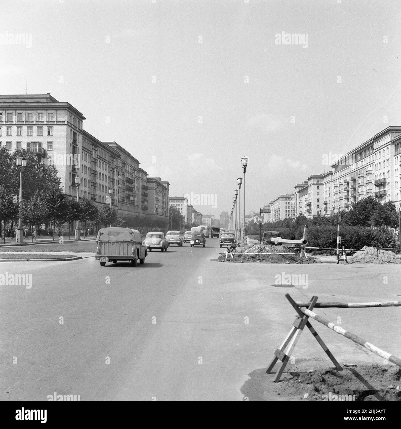 Szenen in Ostberlin, Ostdeutschland, die zeigen, dass das tägliche Leben kurz nach Beginn des Mauerbaus normal weitergeht. 18th. August 1961. Stockfoto