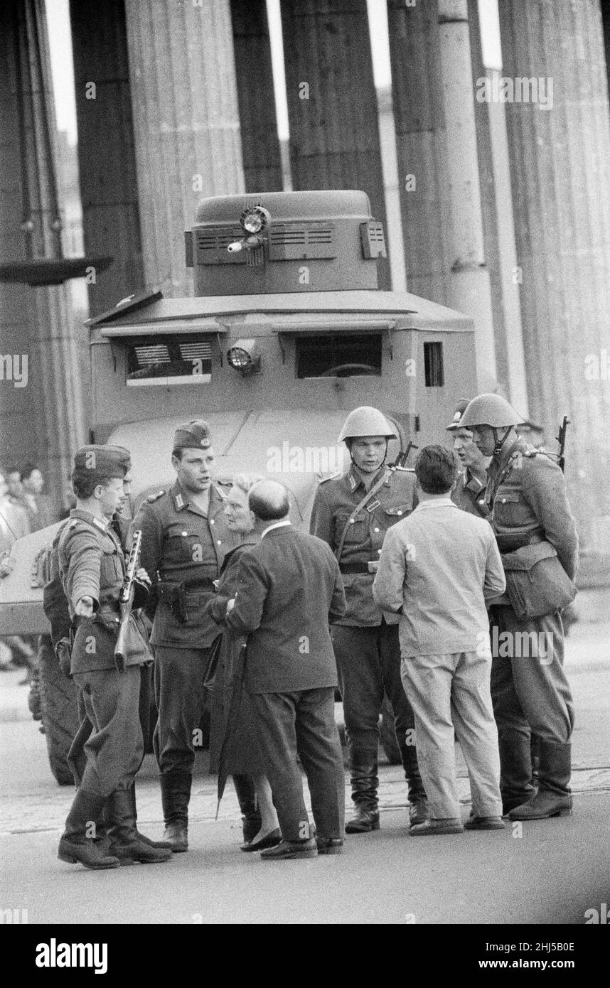 Beginn des Baus der Berliner Mauer. Am 13th. August um Mitternacht begannen die Polizei und Einheiten der DDR-Armee mit der Schließung der Grenze und am Sonntagmorgen, dem 13. August, wurde die Grenze zu West-Berlin geschlossen. Das Bild, das drei Tage später aufgenommen wurde, zeigt: DDR-Grenzpolizei und Wachen am Brandenburger Tor während eines Besuchs des West-Berliner Bürgermeisters Willy Brandt und der amerikanischen Armeegeneräle. 16th. August 1961. Stockfoto