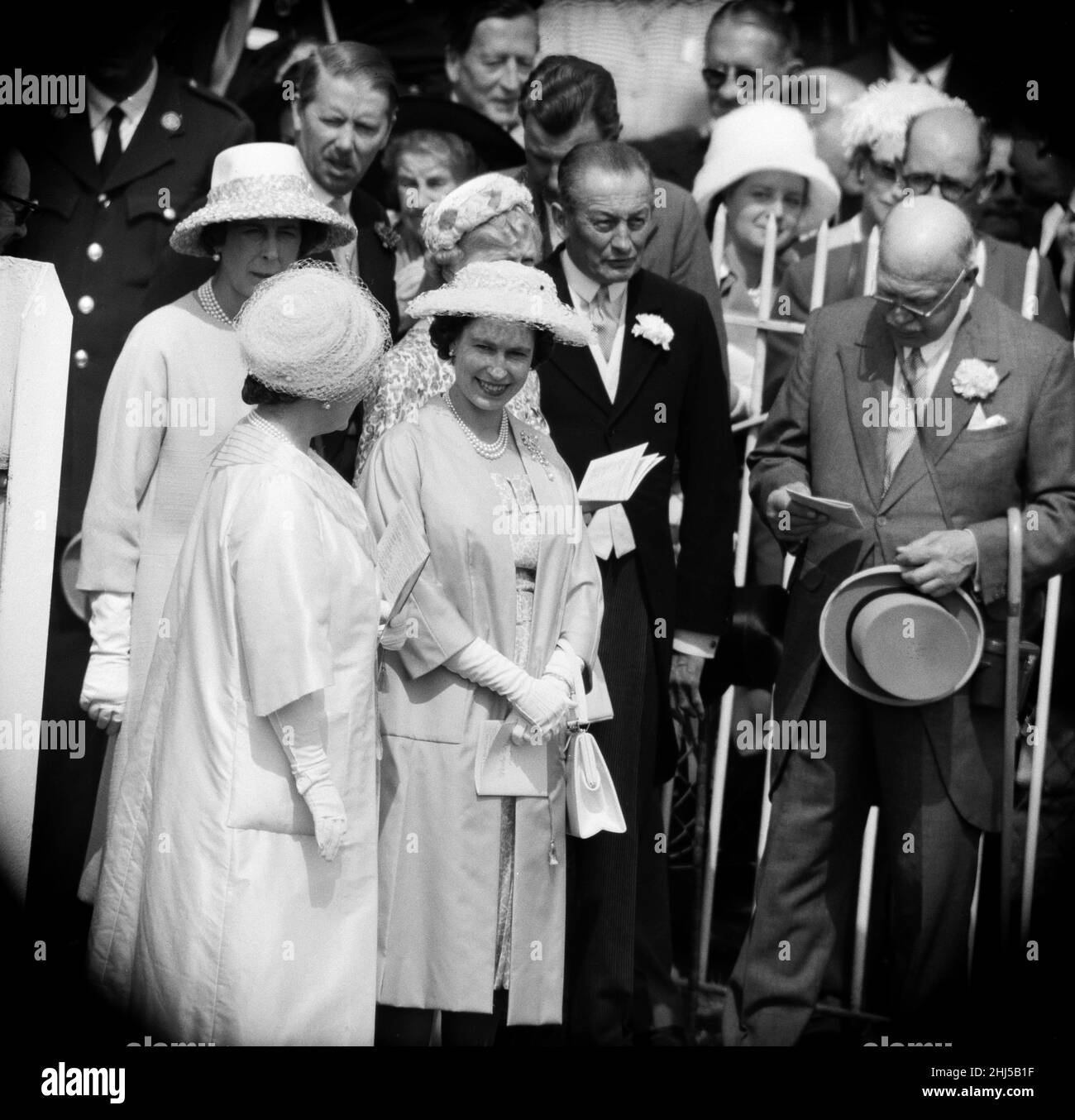 Die Queen Mother (Gesicht von der Kamera abgewandt) und Queen Elizabeth II beim Derby. 1st. Juni 1960. Stockfoto