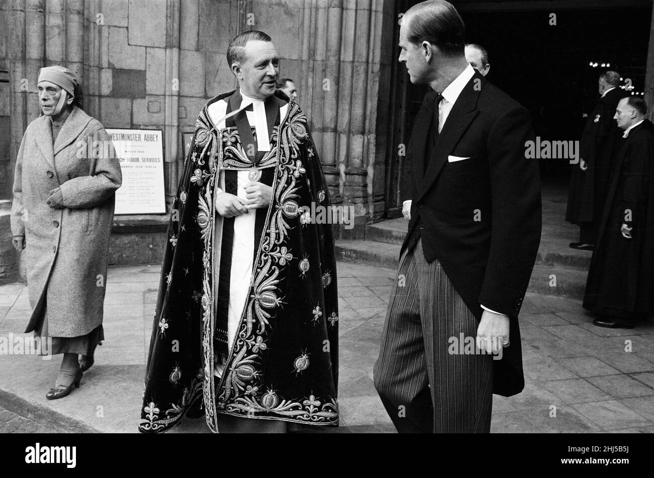 Gedenkgottesdienst für Edwina Mountbatten, Gräfin Mountbatten von Burma in der Westminster Abbey. Prinz Philip, Herzog von Edinburgh, verlässt den Dienst, zusammen mit seiner Mutter Prinzessin Alice (links). 7th. März 1960. Stockfoto