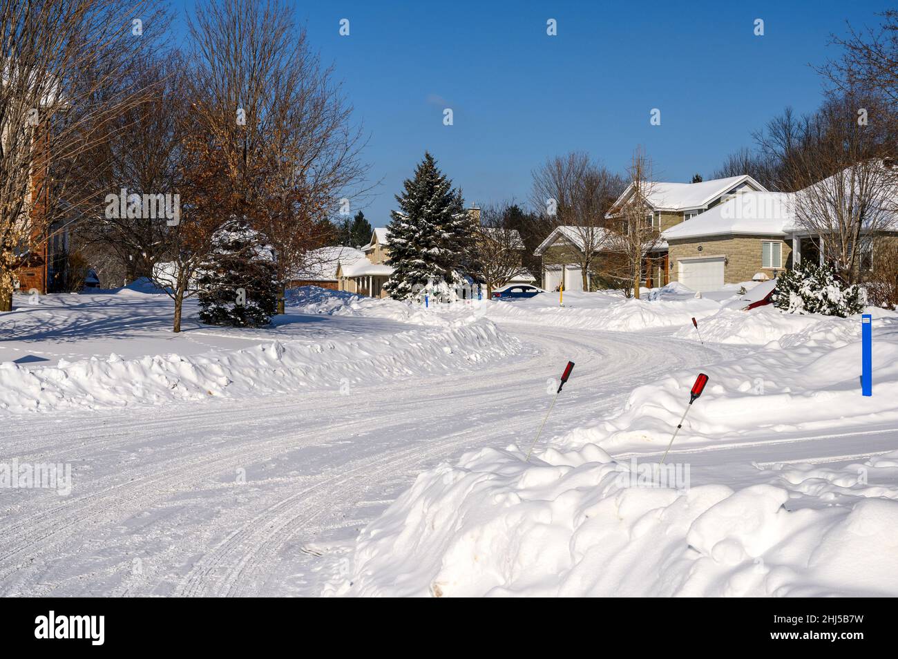 Vorstadtstraße nach dem Schneesturm. Stockfoto