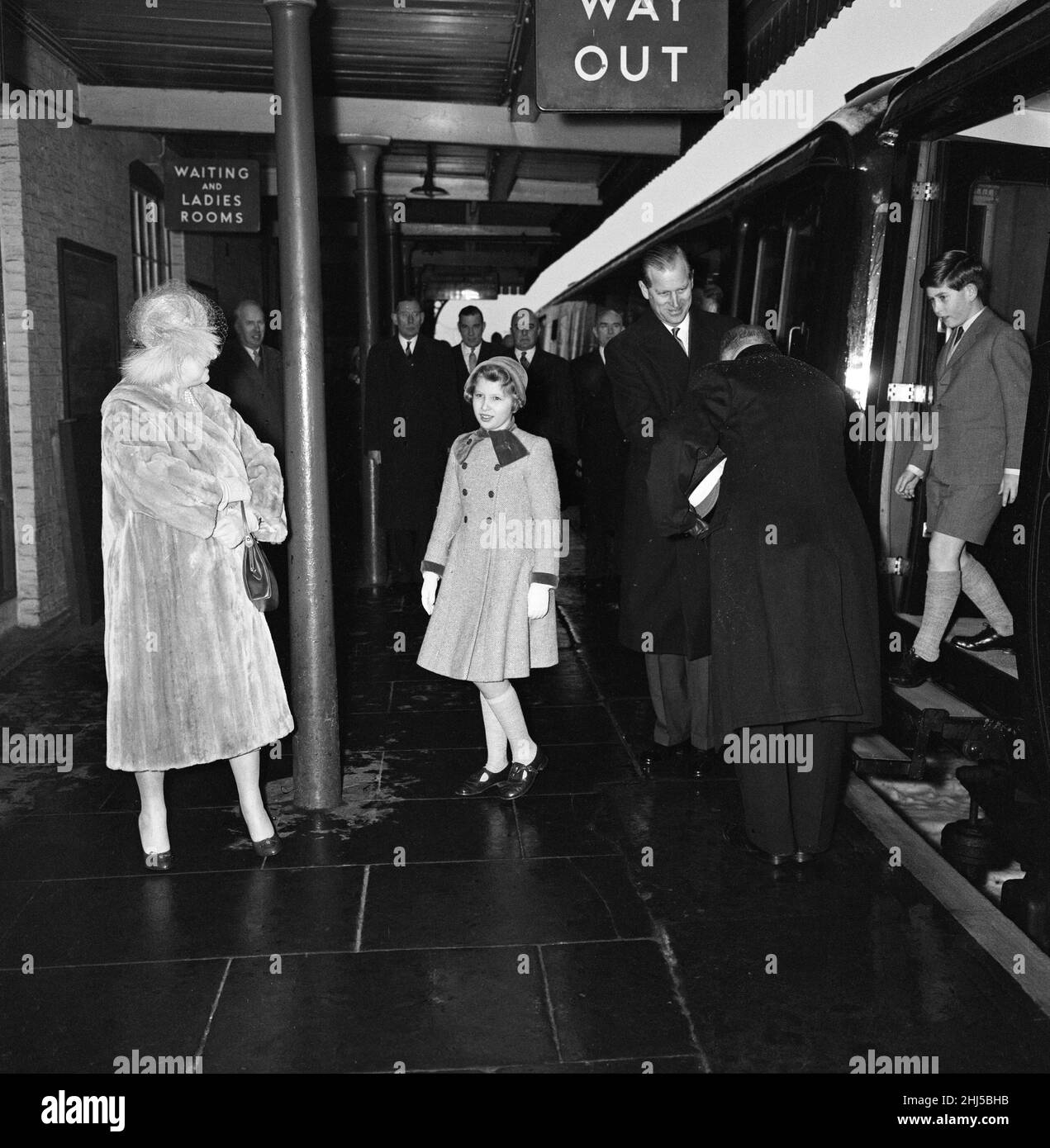 Die Hochzeit von Pamela Mountbatten und David Hicks in der Romsey Abbey, Hampshire. Königin Elizabeth, die Königin Mutter, Prinzessin Anne, Prinz Charles und Prinz Philip kommen am Bahnhof Romsey an. 13th. Januar 1960. Stockfoto
