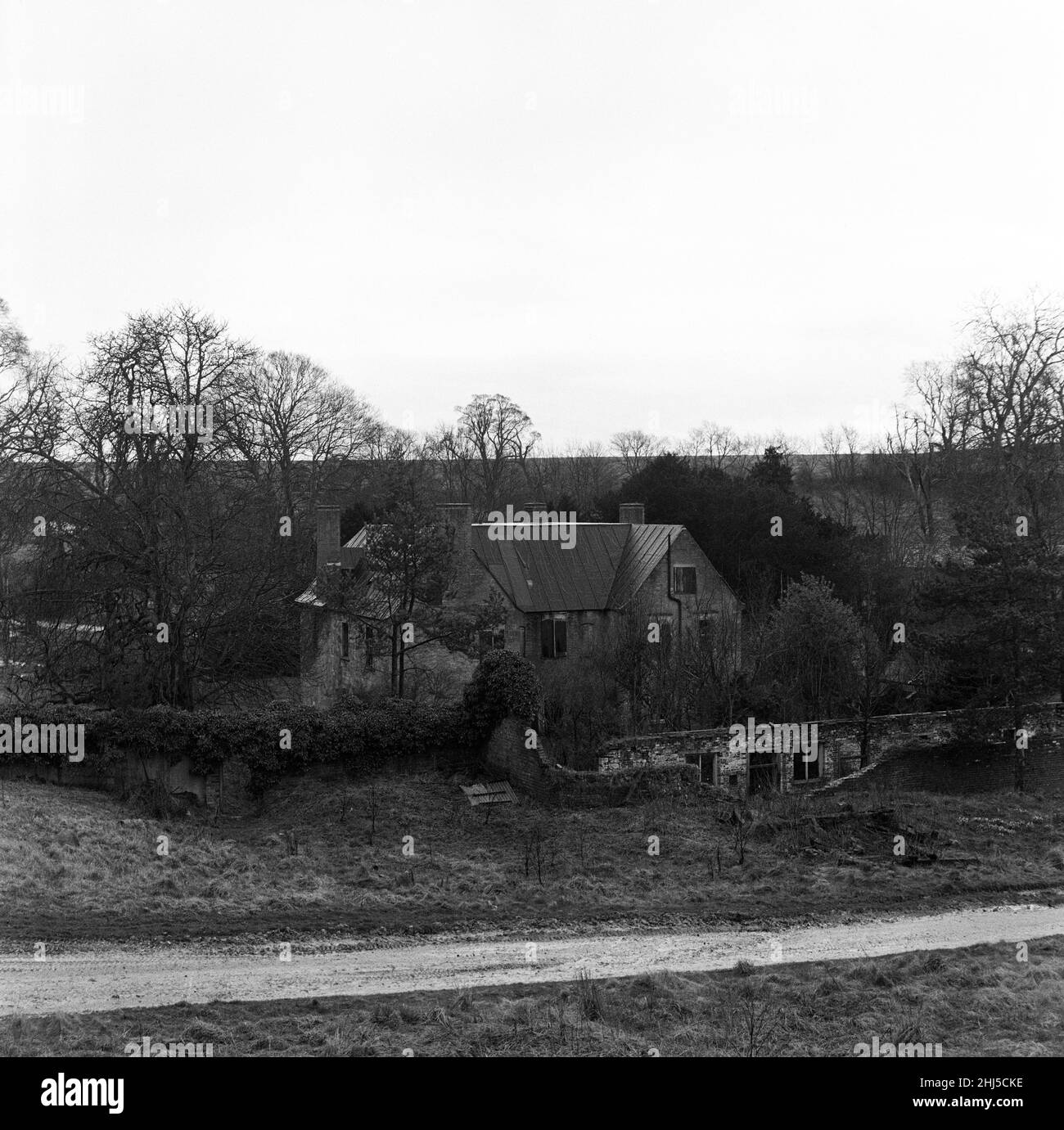 Das Dorf Imber, auf der Salisbury Plain in Wiltshire. Imber wurde 1943 evakuiert, um amerikanischen Truppen einen Übungsraum zu bieten, der sich auf die Invasion Europas während des Zweiten Weltkriegs vorbereitete. 26th. Februar 1961. Stockfoto